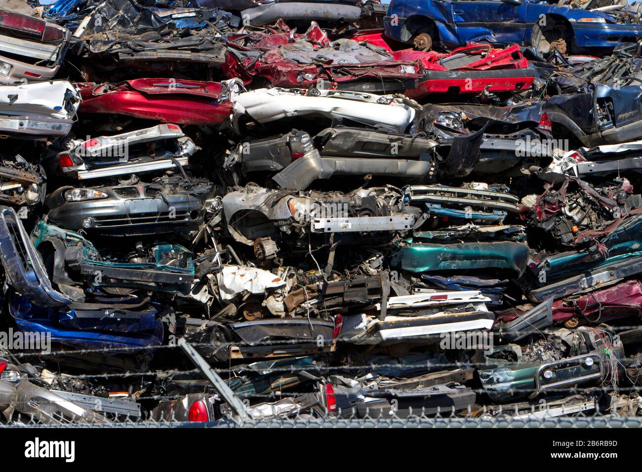 Pile de véhicules broyés destinés au recyclage comme ferraille à Nanaimo, île de Vancouver, C.-B., Canada Banque D'Images