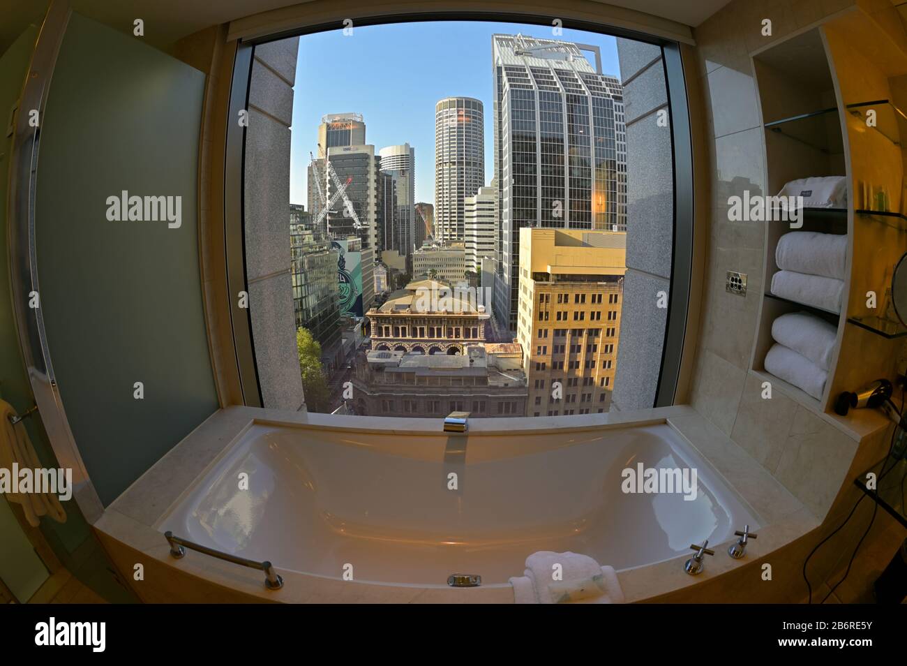 Salle de bains avec vue sur le Westin (maintenant Fullerton Hotel) au 1 Martin Place, Sydney AUS Banque D'Images