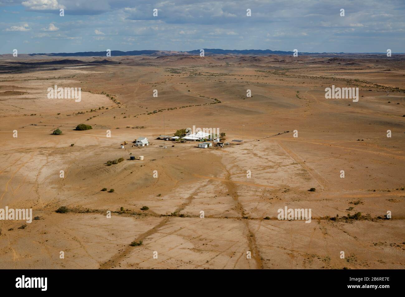 Marree Australian Outback maison isolée dans le désert aérien avec espace copie Marree, Australie méridionale Banque D'Images