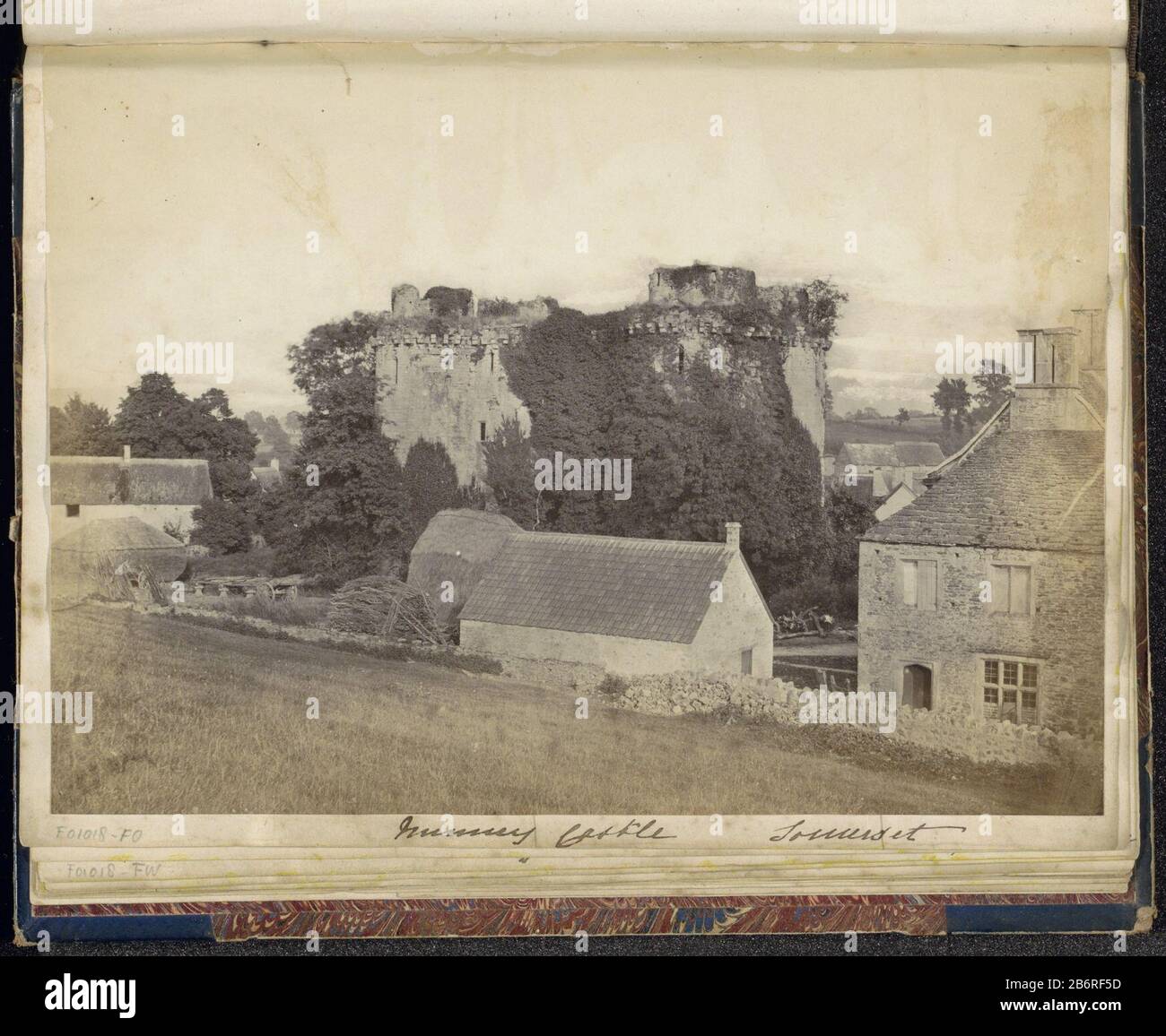 Gezicht op het kasteel van Nunney en de omliggende gebouwen Nunney Castle Somerset (objet titel op) partie de l'album familial anglais avec des photos de personnes, de voyage, de cricket et de kunstwerken. Fabricant : Photographe: Fabrication anonyme: Nunney Dating: CA. 1860 - ca. 1870 Caractéristiques physiques: Albumen matériel d'impression: Papier photographique technique: Albumen formats d'impression: H 158 mm × W 208 mm Objet: Ruine du château d'un logement, maison, château, etc.plants et herbes : ivy Banque D'Images