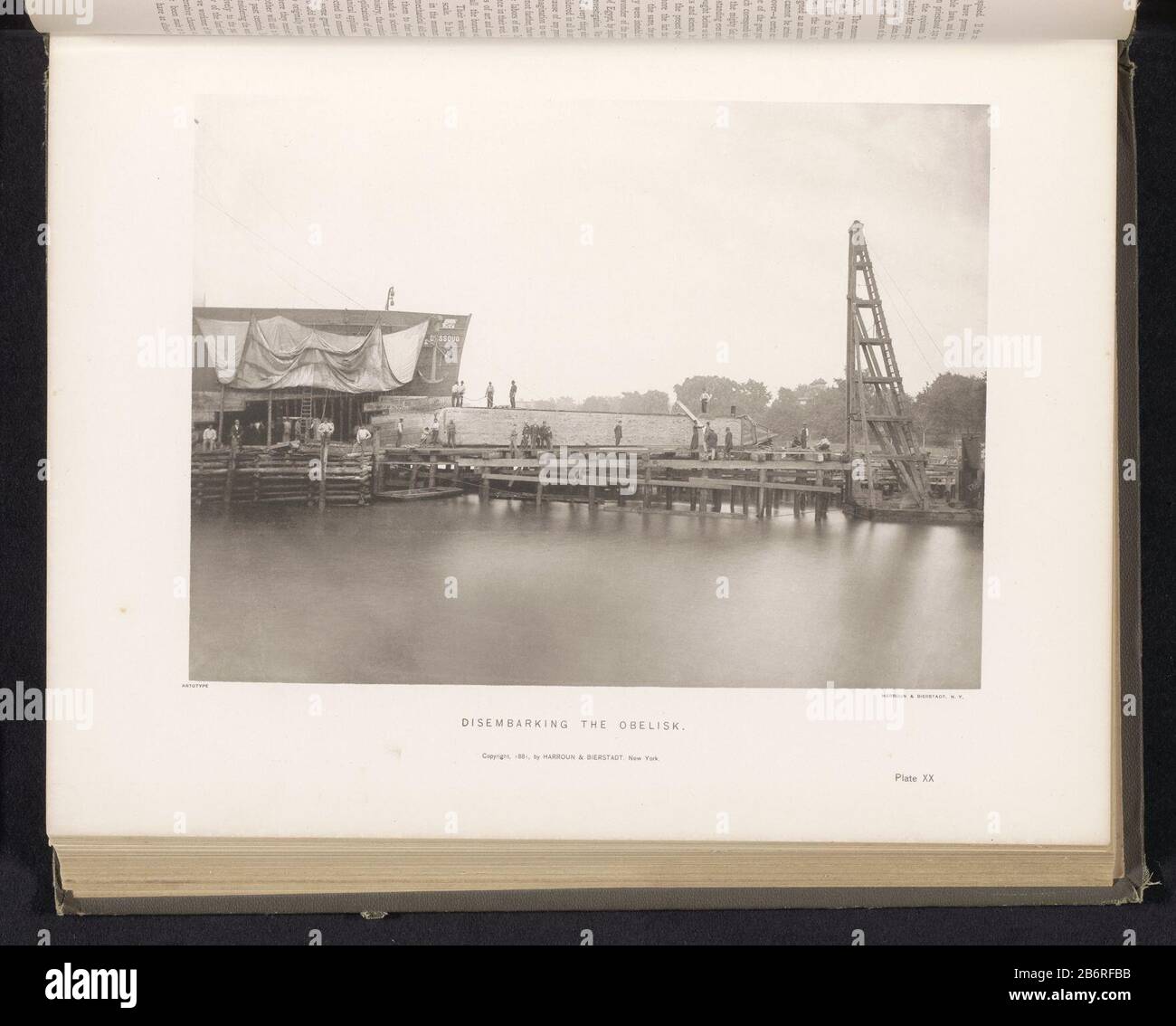 Gezicht op het ontschepen van de Naald van Cleopatra te New York Débarquant de l'obélisque (objet titel op) vue sur le débarquement de l'aiguille de Cleopatra dans le New débarquement de l'obélisque (objet titre) Type de propriété: Photo Yorkomécanique Imprimer la page Numéro d'article: F-2001-7-1549-15 Inscriptions RP / marques: Numéro, recto imprimé 'plate XX'opschrift, recto, imprimé:' Banque D'Images