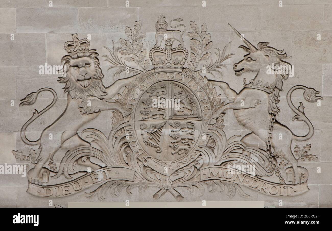Détail architectural de Royal Crest: Dieu et mon droit, la devise du monarque (Dieu et Ma Droite) à Covent Garden, Londres, Royaume-Uni Banque D'Images