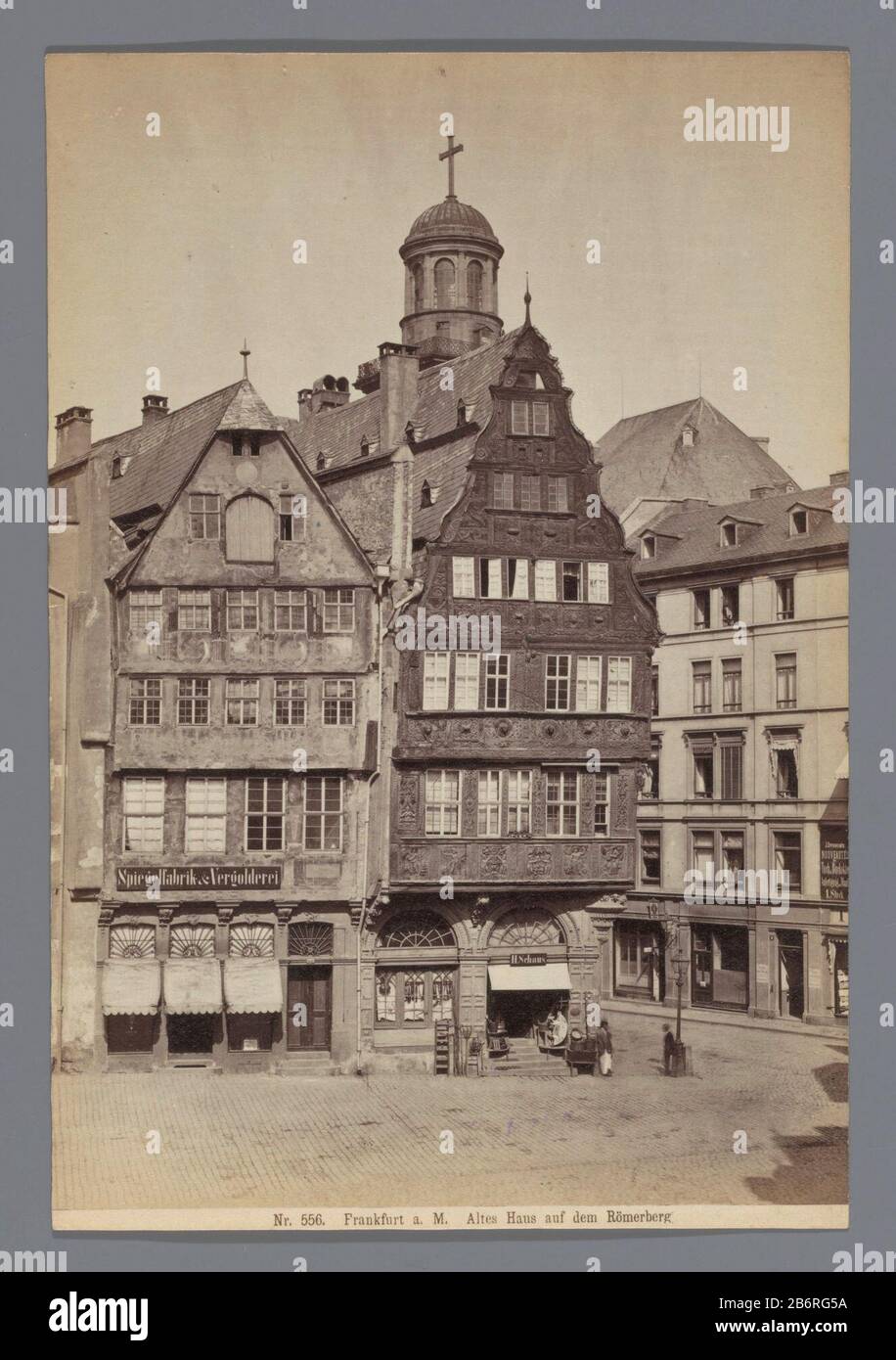 Vue sur les maisons du Römerberg, Frankfurt aMFrankfurt A M / Altes Haus auf dem Römerberg (title object) Type d'objet:. Photo Numéro d'article: RP-F 00-176 Inscriptions / marques: Titre, recto ci-dessous, imprimé: 'Nr. 556 Frankfurt A M / Altes Haus auf dem Römerberg'signatuur, verso, gravé:. 'C. Hertzl Mainz'stempel, verso, estampillé 'Vosmaer' Fabricant : Photographe: C. Hertel (propriété cotée) Lieu de fabrication: Mayence Date: 1870 - 1890 Caractéristiques physiques: Albumen matière d'impression: Papier technique: Albumen dimensions imprimées: Photo: H 158 mm × W 104 mm Sujet : architecture civique; edifices; dwellingss Banque D'Images