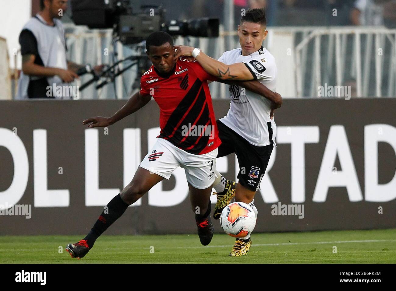 Estadio Monumental David Arellano. 11 mars 2020. Santiago, Chili; Copa Libertadores, Colo Colo versus Athletico Paranaense; &#xd3;cicatrice Opazo de Colo-Colo tenu par Carlos Eduardo de Athletico Paranaense crédit: Action plus Sports/Alay Live News Banque D'Images