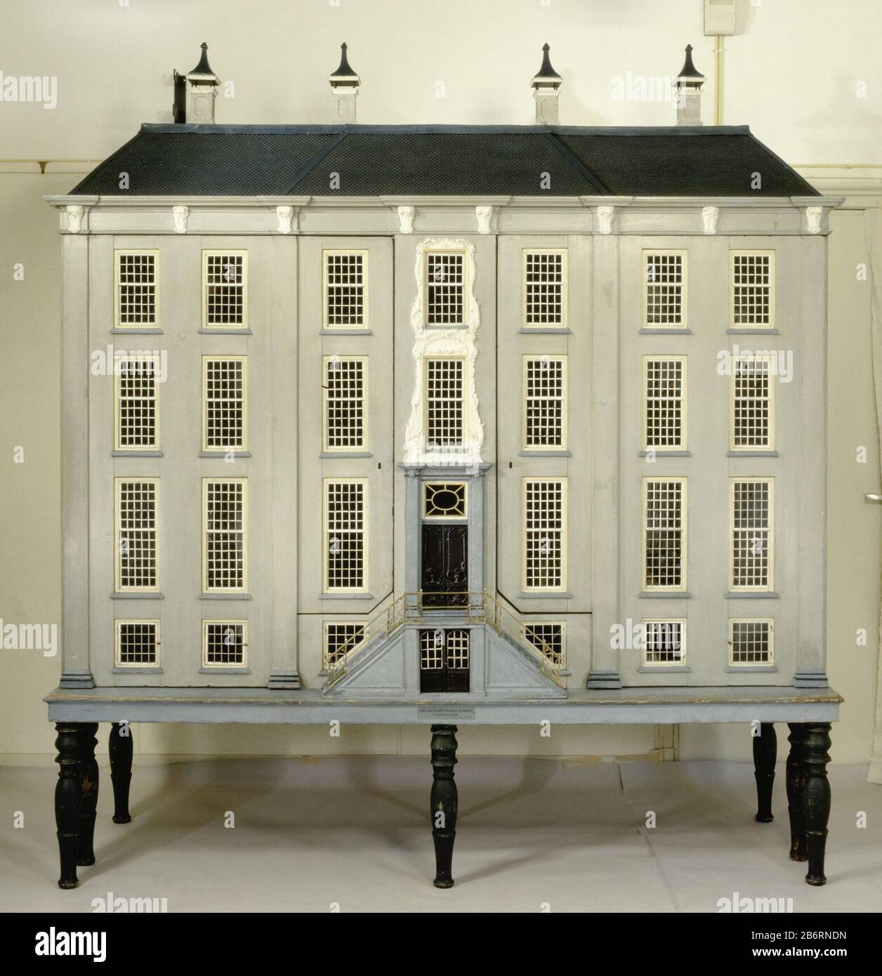 Grachtenhuis Dollhouse sous la forme d'une maison avec une moyenne de revente, un pavé et un toit avec cheminées. La façade peut être supprimée. La maison est divisée en un sous-sol avec deux caves, porche et cuisine; rez-de-chaussée à hall, escalier, salle à manger; chambre au deuxième étage pour hall, escalier et enfants; grenier avec deux tonneaux. Fabricant : anonyme fabrication de place anonyme: Pays-Bas Date: 1760 matériau: Bois pin chêne peinture verre Dimensions: H 213 cm. B × 245 cm. D × 70 cm. Banque D'Images