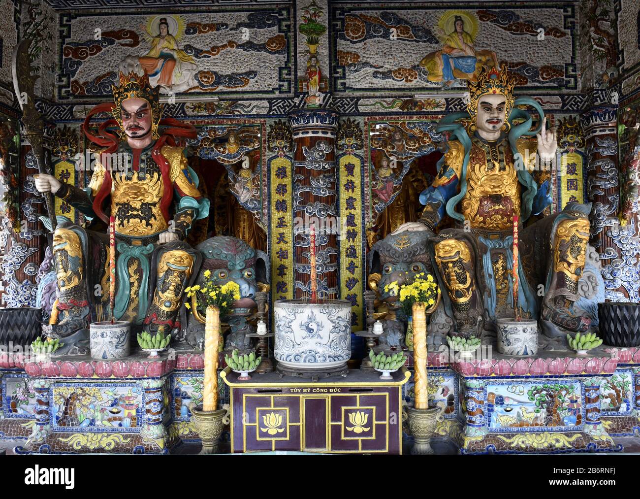 Belles statues dans la pagode Linh Phuoc. Pagode De Phuoc À Da Lat, Vietnam. Célèbre monument de Dalat, temple bouddhiste en porcelaine de verre. Banque D'Images