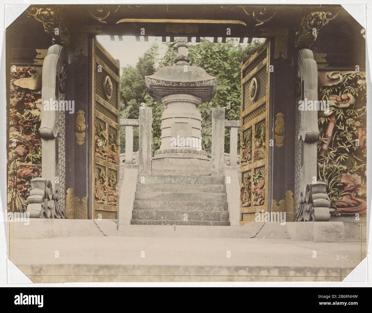 Graf van zesde shogun in het Shiba-Park à Tokyo partie de l'album avec 69 photos d'un voyage par le Japon. Fabricant : Photographe: Fabrication anonyme de lieux: Tokyo Date: 1890 - 1894 Caractéristiques physiques: Papier de couleur manuelle albumen imprimer matériaux: Papier de carton photopapier technique: Albumen imprimer dimensions: Photo: H 210 mm × W 271 mm Objet: Temple, sanctuaire  hindouisme, bouddhisme, JainismWanneer: 1890 - 1894 Banque D'Images