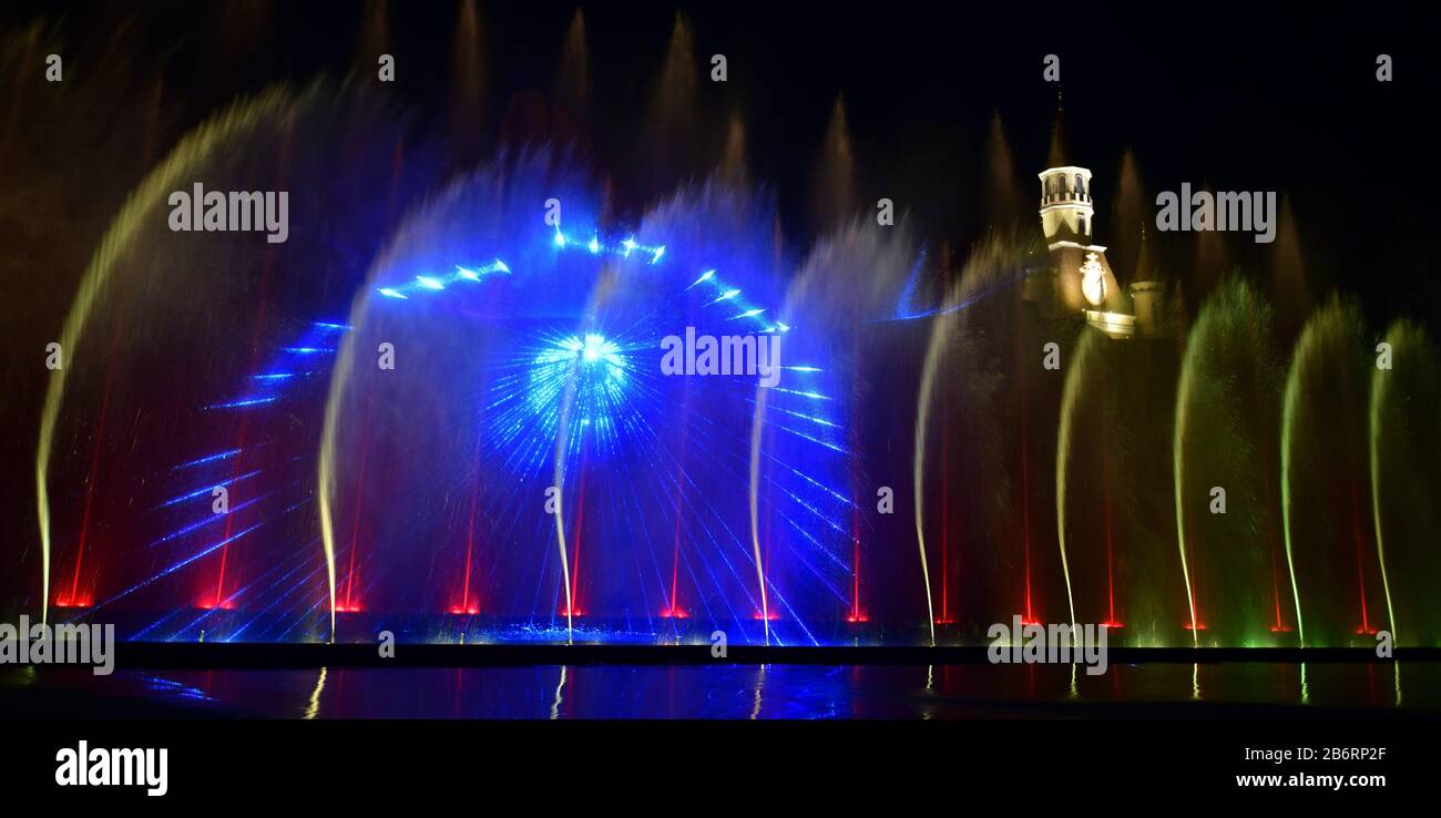 Fontaines d'eau colorées. Magnifique spectacle laser et fontaine. Grand spectacle de fontaine lumineuse à jet d'eau de danse décoratif multicolore la nuit. Sombre b Banque D'Images