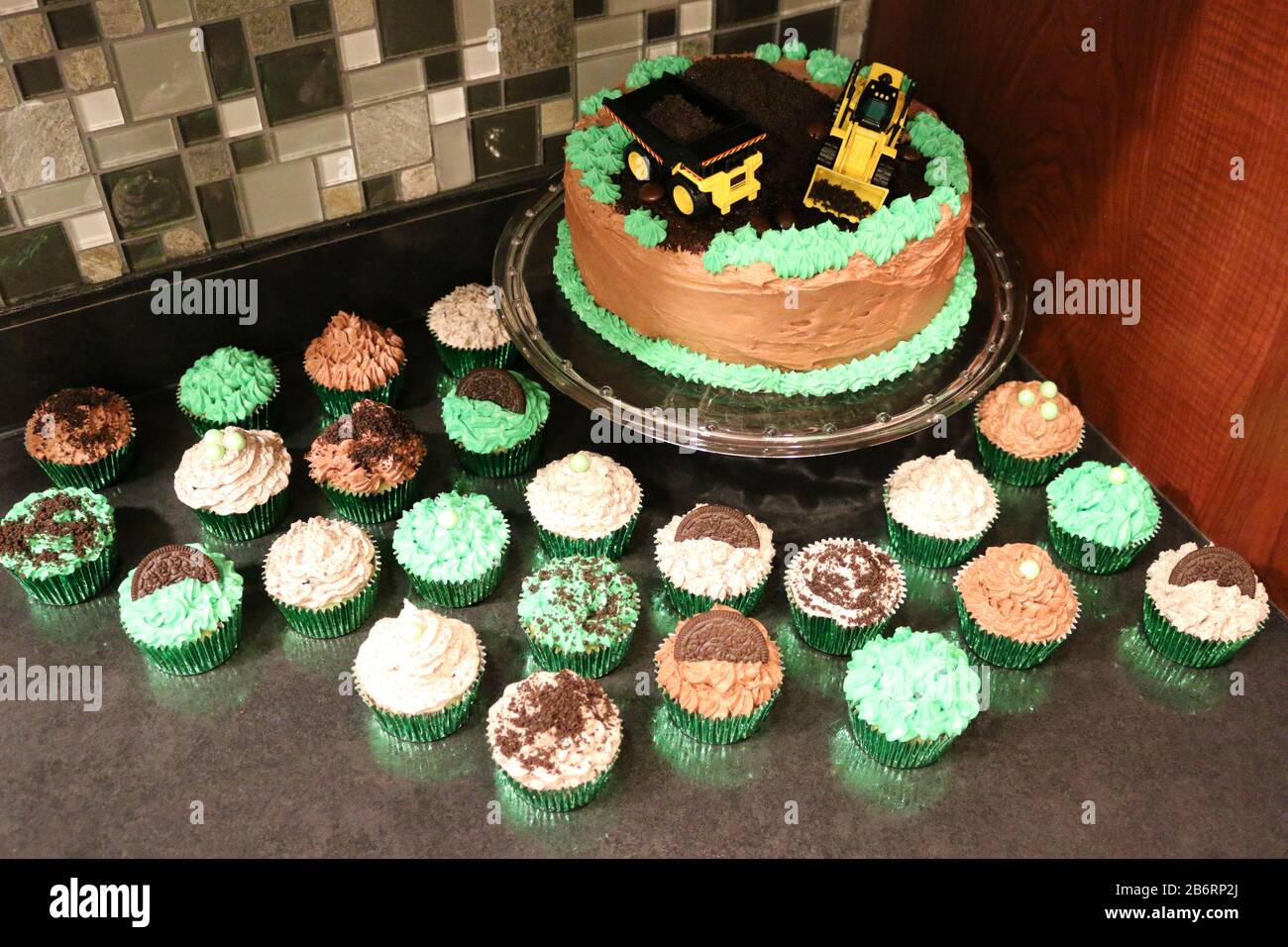Gateau D Anniversaire Au Chocolat A Theme De Construction Pour La Fete D Anniversaire D Enfant Avec Des Gateaux A L Emietterie Verte Photo Stock Alamy