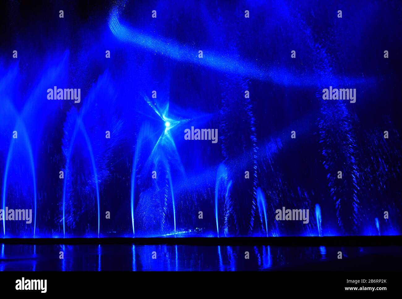 Fontaines d'eau colorées. Magnifique spectacle laser et fontaine. Grand spectacle de fontaine lumineuse à jet d'eau de danse décoratif multicolore la nuit. Sombre b Banque D'Images