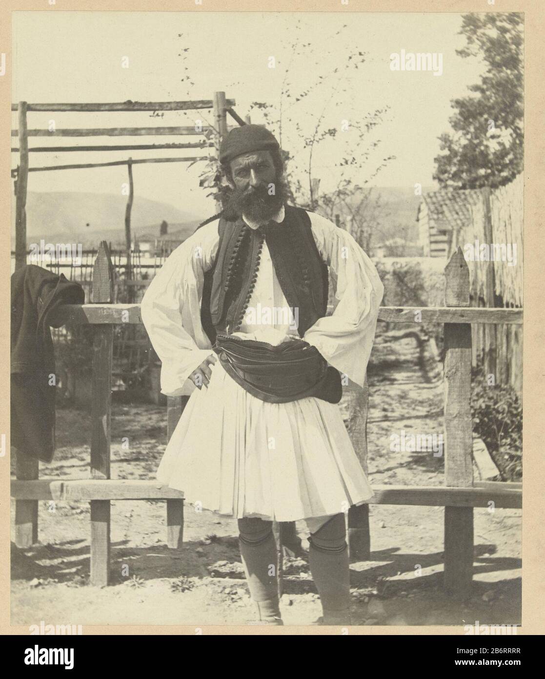 Grieksche landbouwer uit Nauplia (objet titel op) Griekenland (servietitel) Portrait d'un homme dans des vêtements grecs traditionnels, Foustanela. La photo fait partie de la série de Griekenland. Fabricant rassemblé par Richard Polak: Photographe: M. L. de Bruyn (attribué à) Lieu de fabrication: Photographe: Athènes Pays-Bas Dating: CA. 1895 - ca. 1915 Caractéristiques physiques: Gélatine argent imprimé matériel: Papier carton technique: Gélatine argent imprimer dimensions: Image: H 300 mm × W 249 mblad: H 467 mm × W 556 mm Banque D'Images