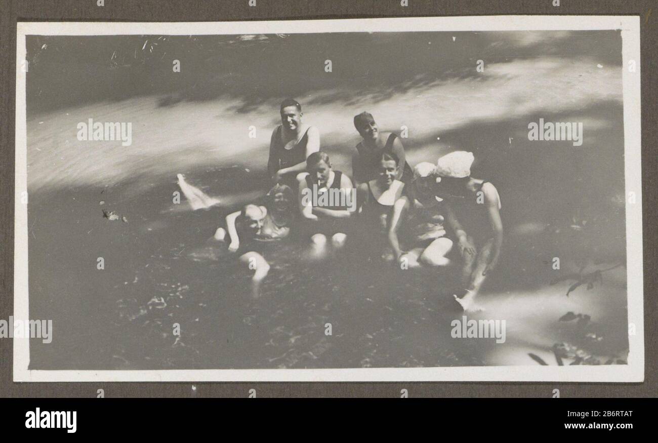 Groep mannen en vrouwen poserend dans l'eau ondiep partie de l'album de famille néerlandais-Indië. Fabricant : Photographe: Anonyme Date: 1920 - 1930 Caractéristiques physiques: Gélatine argent imprimé matériel: Papier technique: Gélatine argent imprimé dimensions: H 65 mm × W 113 mm Objet: Natation (mouvement de l'eau) (+ huit personnes) Où: Néerlandais East Indies Banque D'Images