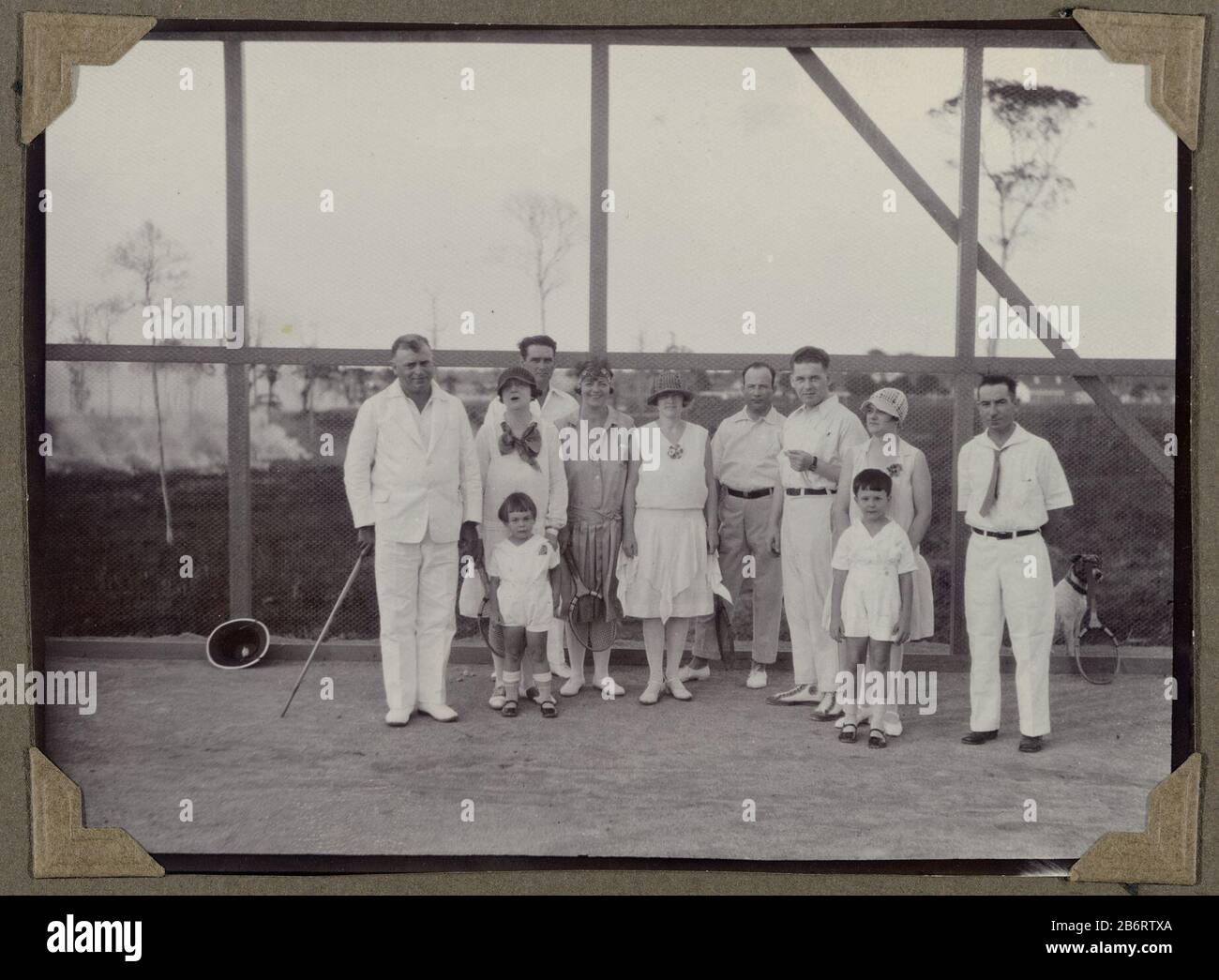Photo du groupe Groepsfoto op de tennisclub au club de tennis. Photo avec coins attachés à une page d'une feuille d'album dans l'album photo de la famille Jetten et li et travaillant dans la ville minière de Moengo au Suriname vers 1927. Fabricant : Photographe: Fabrication anonyme: Suriname Date: 1925 - 1927 matériau: Papier technique: Photographie Dimensions: H 85 mm × W 116 mm Sujet: Personnes historiques anonymes Représentées dans un groupe, en groupe-portrait de tennis, tennis de pelouse quand: 1925 - 1927 Banque D'Images