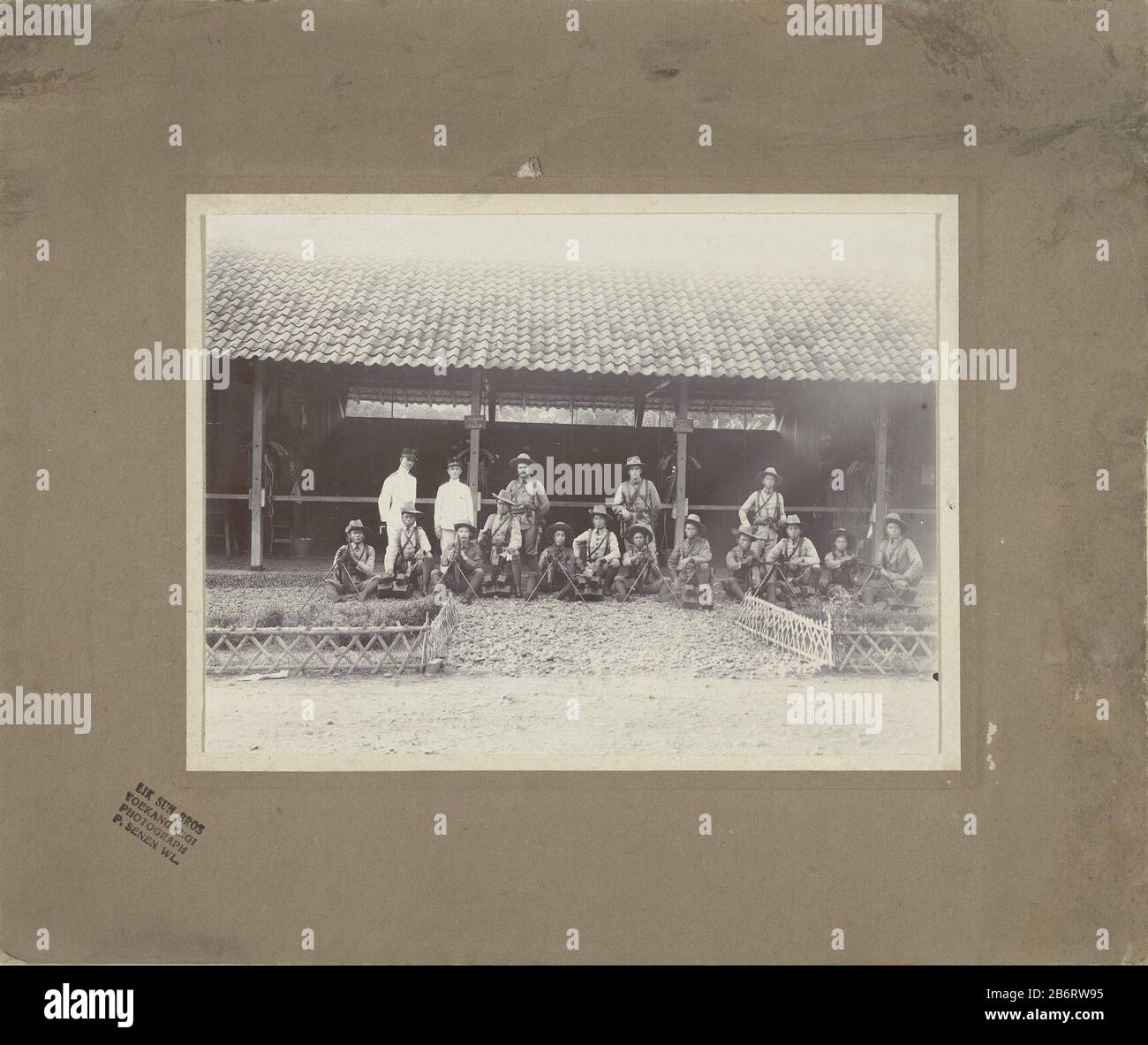 Groepsportret van KNil militairen met machinegeweren voor een stal Group portrait de soldats KNil avec mitrailleuses sur un type d'objet stable: Photo Numéro: RP-F F18063 Inscriptions / marques: Punch, recto estampillé 'Lik Sun Bros Toekang gigi photographie P. Senen WL' Fabricant : Photographe: Lik Sun Bros (propriété cotée) Lieu de fabrication: Indonésie Date: 1910 - 1915 Caractéristiques physiques: Gélatine d'été imprimé argent matériau: Carton de papier technique: Gélatine d'été imprimé argent dimensions: Photo: H 167 mm × W 226 mblad: H 298 mm × W 355 mOnderwerp Banque D'Images