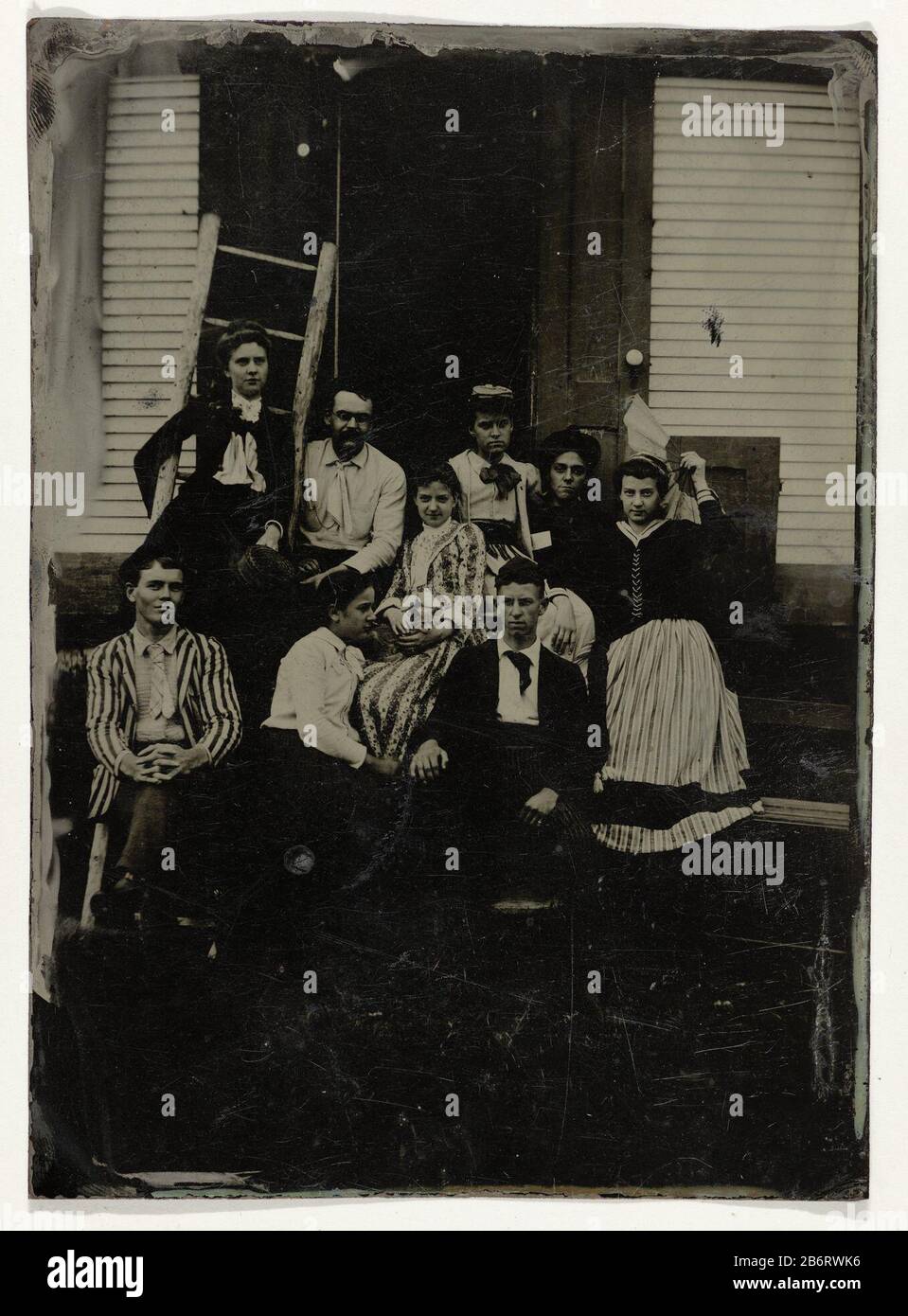 Groepsportret van drie mannen en zes vrouwen Group portrait de trois hommes et six femmes type d'objet: Photo Numéro d'article: RP-F 2011-27 Fabricant : Photographe: Fabrication anonyme: USA Date: CA. 1890 - ca. 1910 Caractéristiques physiques: Ferrotypie matériau: Metal technique: Ferrotypie Dimensions: H 177 mm × W 127 mm Objet: Personnes historiques anonymes Représentées dans un groupe, dans un groupe-portrait où: USA Banque D'Images