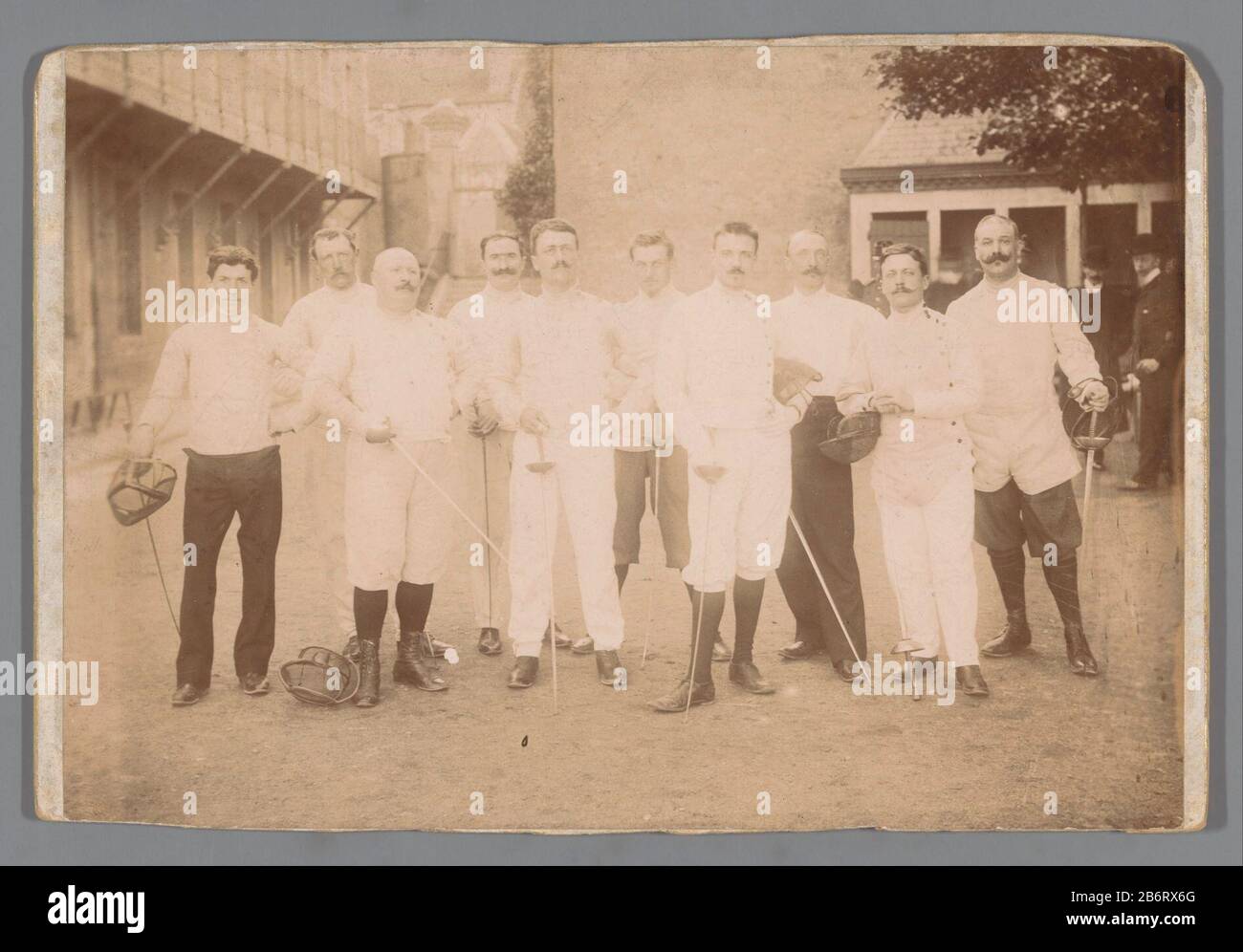 Groepsportret van onbekende mannen in schermkleding Group portrait of unidentifiées men in Screen habits type d'objet: Photo Numéro d'article: RP-F F21424 Fabricant : Photographe: Anonyme Date: CA. 1910 - ca. 1925 matériau: Carton technique: Gélatine argent dimensions: Photo: H 121 mm × W 170 mm Sujet : anonyme personnes historiques Représentées en groupe, en groupe-portrait escrime (sport) Banque D'Images