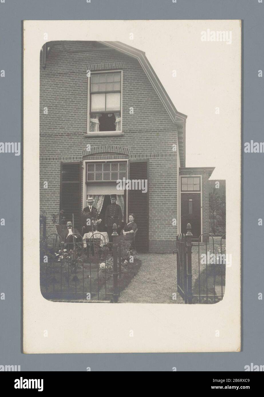 Groepsportret van vier onbekende personen voor een woonhuis Portrait de groupe de quatre inconnus pour le type de bâtiment: Carte postale photo Numéro d'article: RP-F F21239 Fabricant : Photographe: Anonyme Date: CA. 1910 - ca. 1920 matériau: Papier technique: Gélatine argent dimensions: Photo: H 106 mm × W 76 mm Objet: Anonyme personnes historiques Représentées dans un groupe, dans une façade de groupe-portrait (ou maison ou bâtiment) Banque D'Images