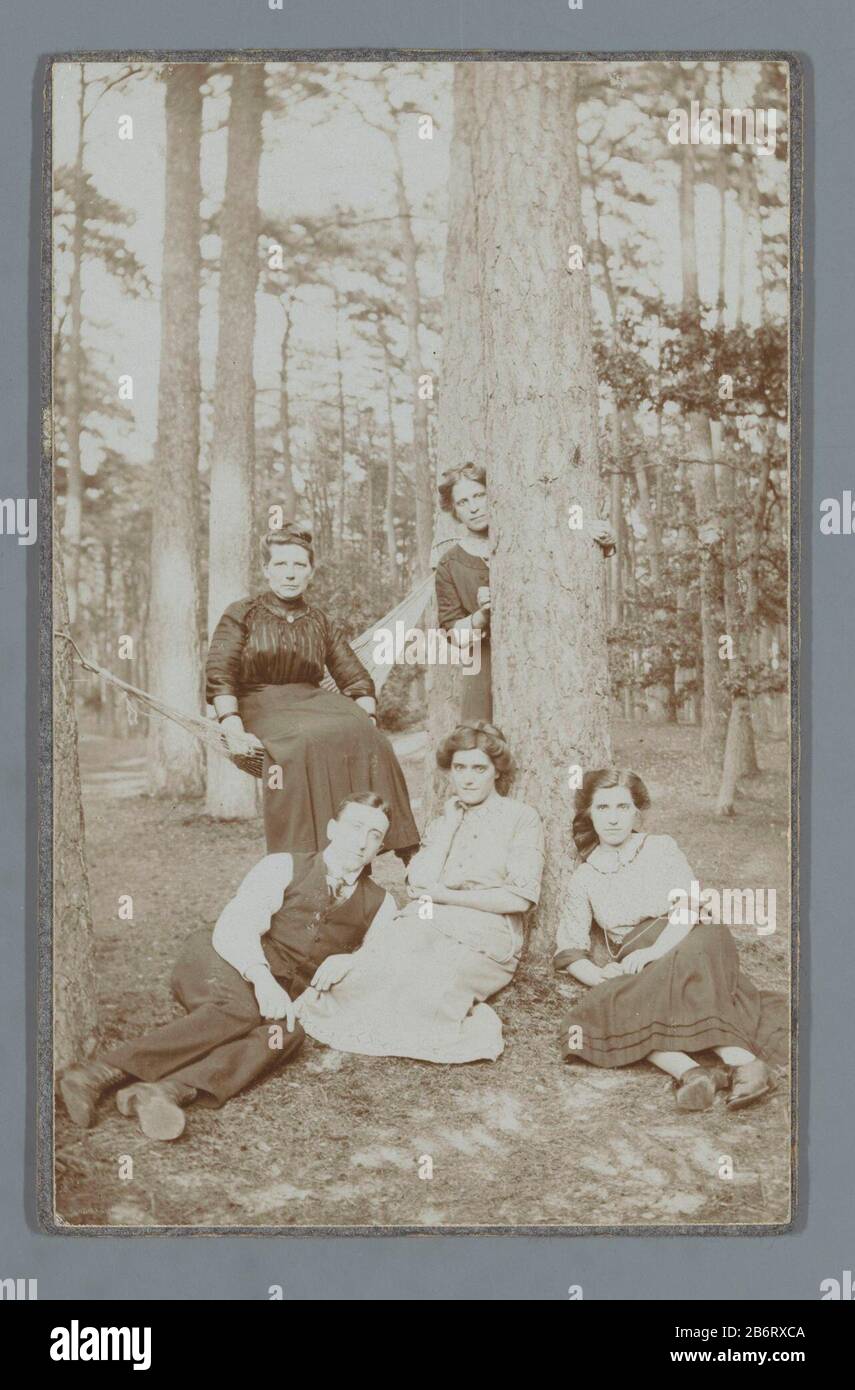 Groepsportret van vier onbekende vrouwen en een man in een bos a rencontré een hangmat Groupe portrait de quatre femmes inconnues et un homme dans une forêt avec un type d'objet hamac: Photo Numéro d'article: RP-F F20718 Fabricant : Photographe: Anonyme Date: CA. 1900 - ca. 1915 matériau: Papier carton technique: Papier léger dimensions: Photo : h 139 mm × W 89 mm Objet: Personnes historiques anonymes Représentées dans un groupe, dans une forêt dépeinte en groupe, approvisionnement en bois et Banque D'Images
