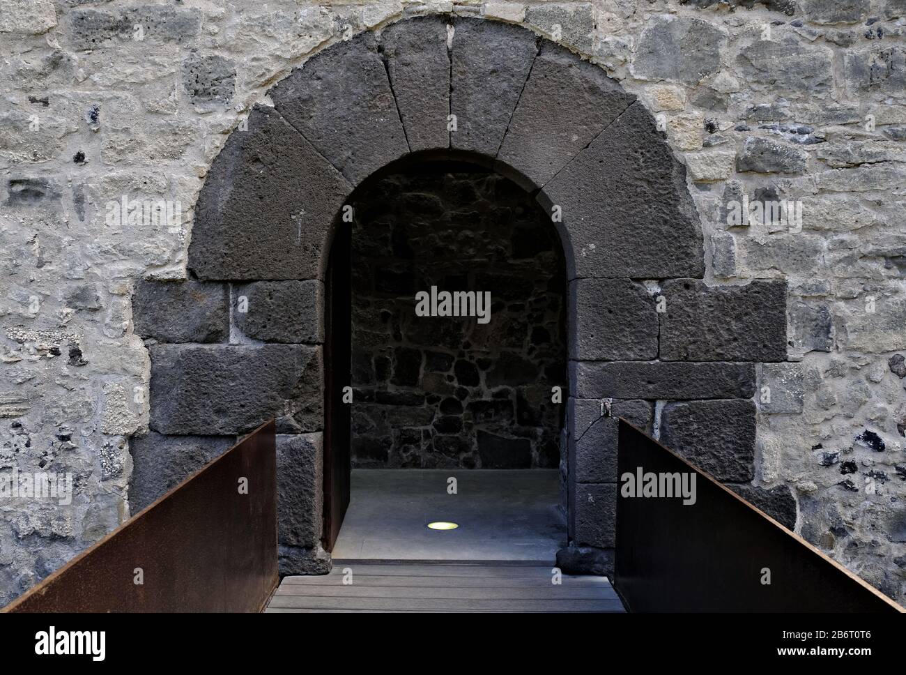 Passage dans un ancien château, architecture du Moyen âge. Banque D'Images