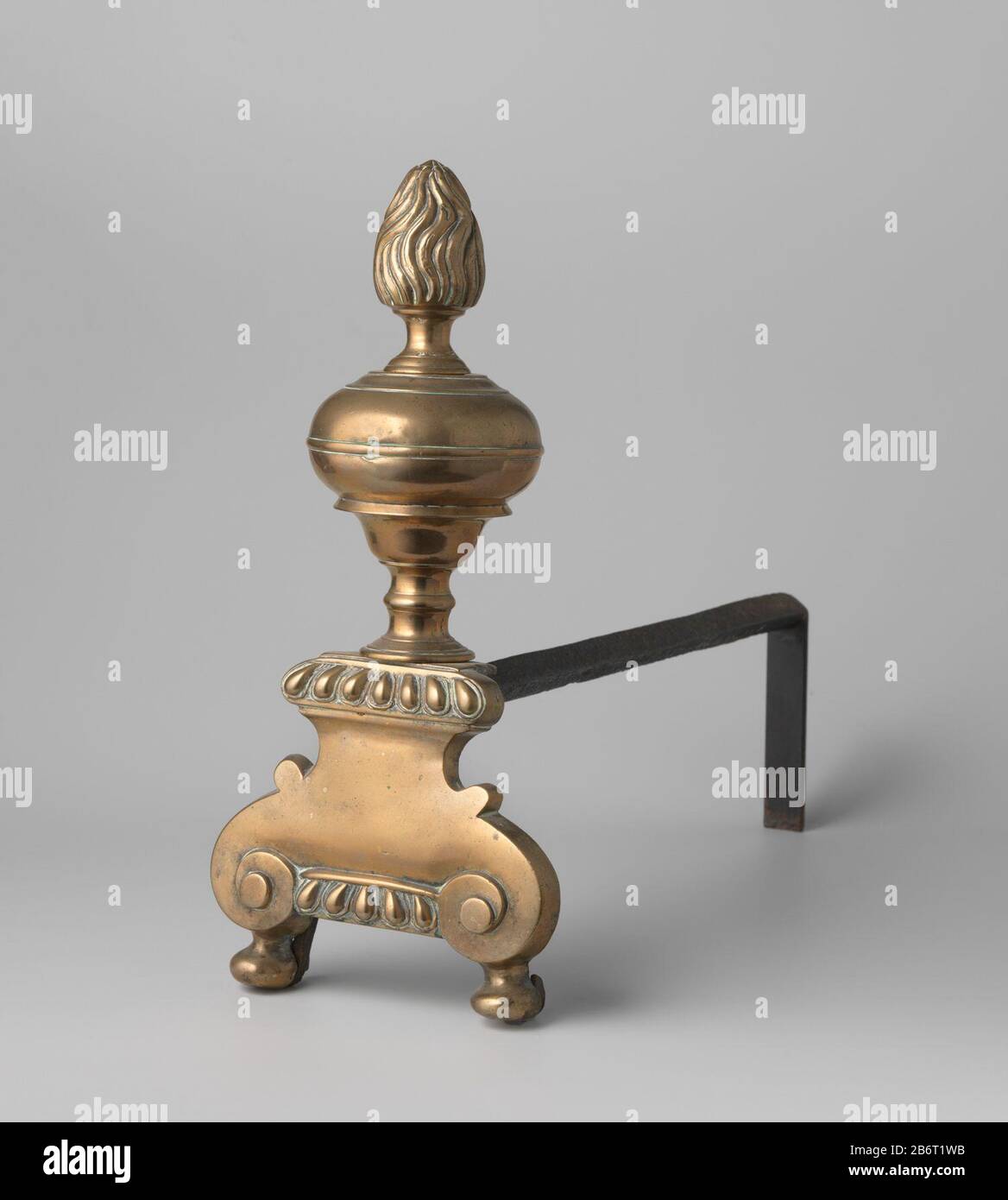 Haardijzer a rencontré een versiering bestaande uit een base, een vaas en een knop Haardijzer van messing en ijzer. Fabricant : vervaardiger: AnoniemPlaats fabrication: Frankrijk Dating: CA. 1675 - env. 1700 matériau: Mess ijzer Dimensions: H 41 cm. × b 19 cm. × d 50 cm. Banque D'Images