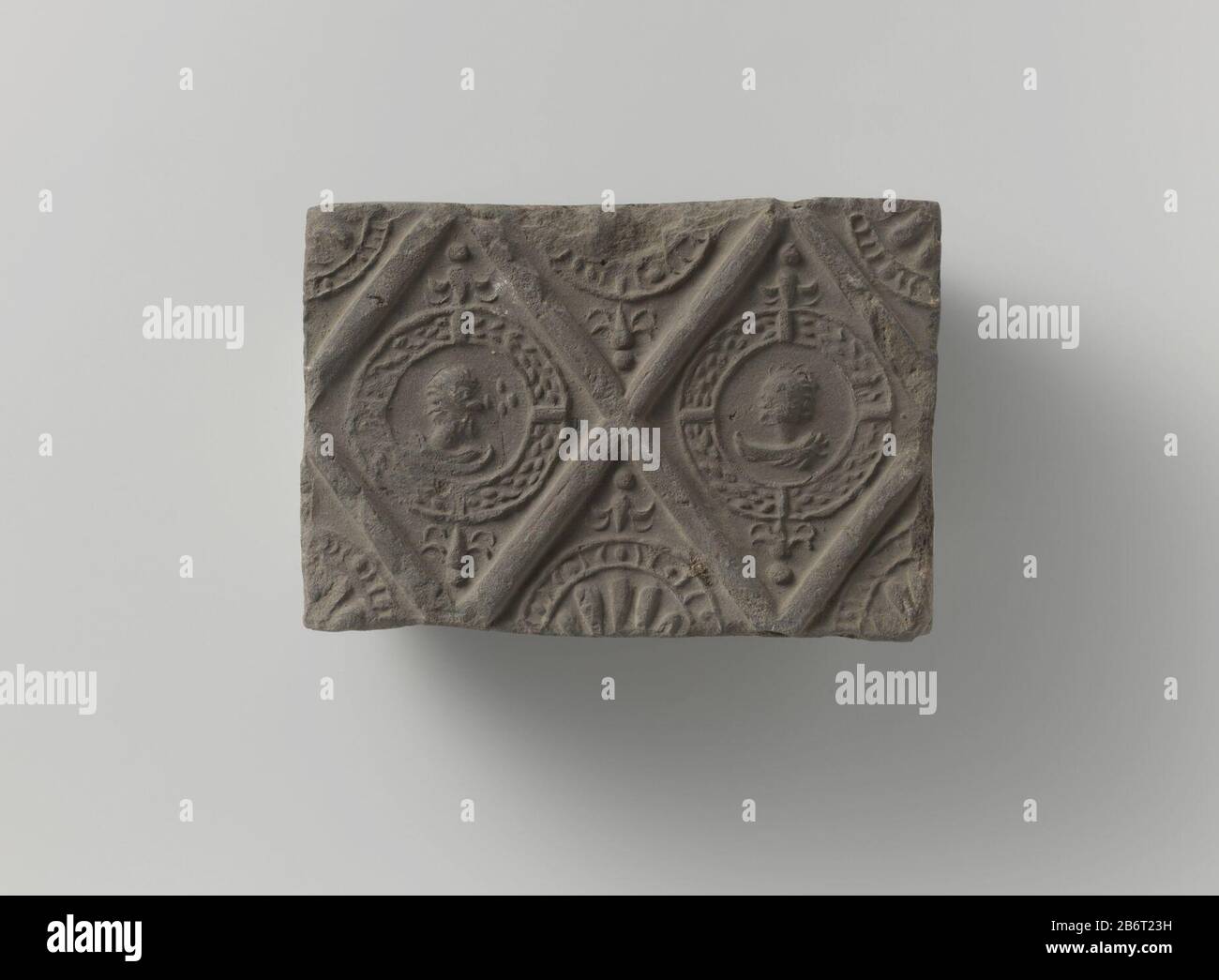 Haardsteen met een voorstelling van twee manskoppen in ruiten Haardsteen met een voorstelling van twee manskoppen in ruiten Fabricant : vervaardiger: AnoniemPlaats fabrication: Zuidelijke Nederlanden (mogelijk) Datation: CA. 1575 - env. 1625 kenmerken physique: Aardewerk matériau: Aardewerk Dimensions: H 10 cm. × b 6 cm. × d 14 cm. Banque D'Images