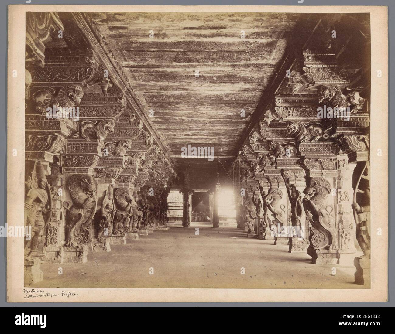 HAL van de duizend pilaren à Madurai Madura-Puthoo Muntatan passage (objet titel op) salle de mille piliers à MaduraiMadura-Puthoo Muntatan passage (objet titre) Type de propriété: Photographies Numéro d'article: RP-F F02517 Fabricant : Photographe: Nicholas & Co.Plaats fabrication: Madura Date: 1878 technique matériel: Papier: Carton: Dimensions de l'imprimé: Photo: H 226 mm × W 284 mblad: H 244 mm × W 313 mOnderwerp Banque D'Images