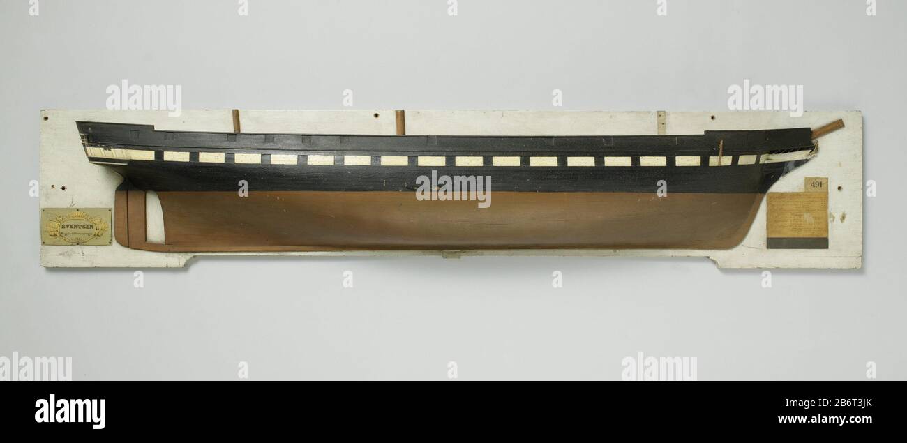 Halfmodel van een schroefstoomschip Half Model of a vis steamer type d'objet: Maquette demi modèle de chantier modèle de navire Numéro d'objet: Ng-MC-491 Inscriptions / marques: Inscription, coin inférieur gauche, sur une étiquette métallique carrée, 'Evertsen / Frigate avec Stoomvermogen.'opschrift, coin inférieur droit, sur un morceau de papier, encre: 'Dimensions principales: / [mesures et armement] / Vlissingen, 9 mai 1857 / l'ingénieur en chef de la Marine / Turk'etiket, centre droit, '491', une ancienne échelle de numéro d'inventaire, en bas à droite: L'échelle de laiton en pouces description: Polychrome , entièrement ralanté merry-modèle (starboar Banque D'Images