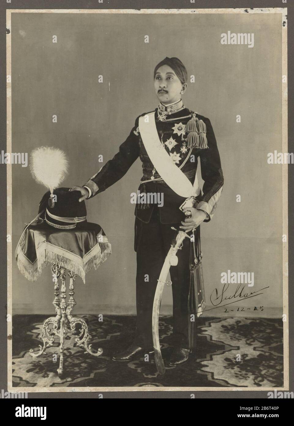 Hamengkoe Boewono VIII (1861-1939), sultan van Jokjakarta (1921-1939) Hamengkoe Buwono VIII (1861-1939), Sultan de Jogjakarta (1921-1939) Type de propriété: Photographies Numéro de l'article: Ng-2008-13-1 Inscriptions / marques: Signature et date, 'sultan 2-12-25 'Gakonuta Le portrait est signé 'sultan 2-12-25'. Fabricant : Photographe: Fabrication anonyme de lieux: Antilles néerlandaises Date: Déc 2 1925 matériau: Technique du papier: Photographie Dimensions: H 37 cm. B × 27 cm. Sujet: Personne historique quand: 1925 - 1925 Banque D'Images