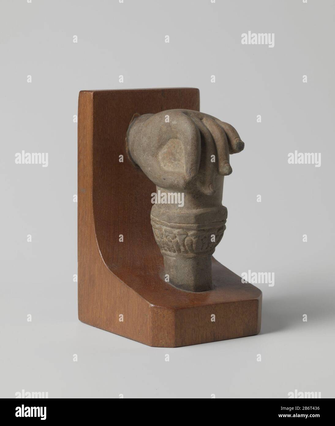 Main Visnu-figuur Linkermain die op de knop van een staf rouille; fragment van een Visnu-figuur. À houten steun. Fabricant : anoniemPlaats fabrication: Cambodja Dating: 1000 - 1100School / stijl: Khmer matériel: Zandsteen hout Dimensions: Beeld: H 9,5 cmb 3,7 cm × d 6,7 cm cmhout: H 12,8 cmb 7 cm × d 8 cm Banque D'Images