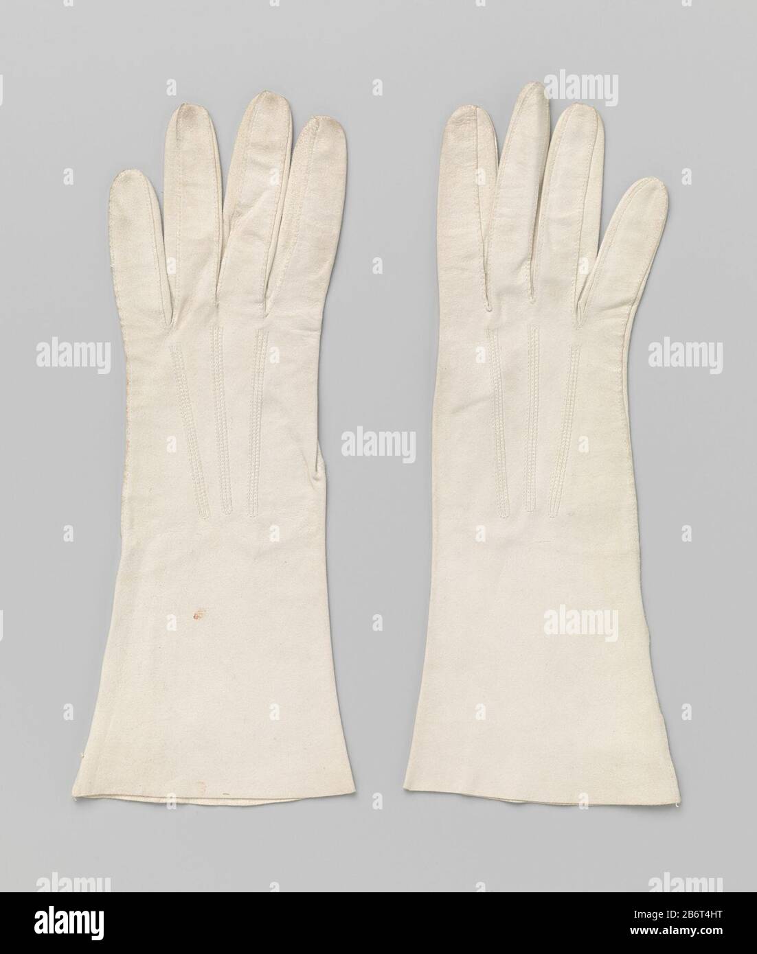 Handschoen van grijs, beige zeemleer Linker handschoen van grijs, beige zeemleer. Op de rug drie lijnen. Fabricant : vervaardiger: Anoniemverkoper: Maison de BonneeriePlaats fabrication: Vervaardiger: Frankrijkverkoper: Nederland Dating: CA. 1900 - ca. 1915 kenmerken physique: Zeemleer matériau: Geheel: Zeemleer Dimensions: Geheel: L 30 cm. × b 11,5 cm. Banque D'Images