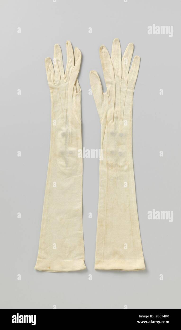 Handschoen van witte tricot met twee beige druknopen Rechterhandschoen van dunne tricot beige, met ingewoven raide jes motief. Met twee beige druknopen. Fabricant : vervaardiger: AnoniemPlaats fabrication: Nederland (mogelijk) rencontres: CA. 1900 - ca. 1930 kenmerken physique: Tricot, katoen, kunststtof, metaal matériau: Geheel: Katoen geheel: Tricot knopen: Kunsttof knopen: Metaal Dimensions: L 47,5 cm. × b 10,5 cm. Banque D'Images