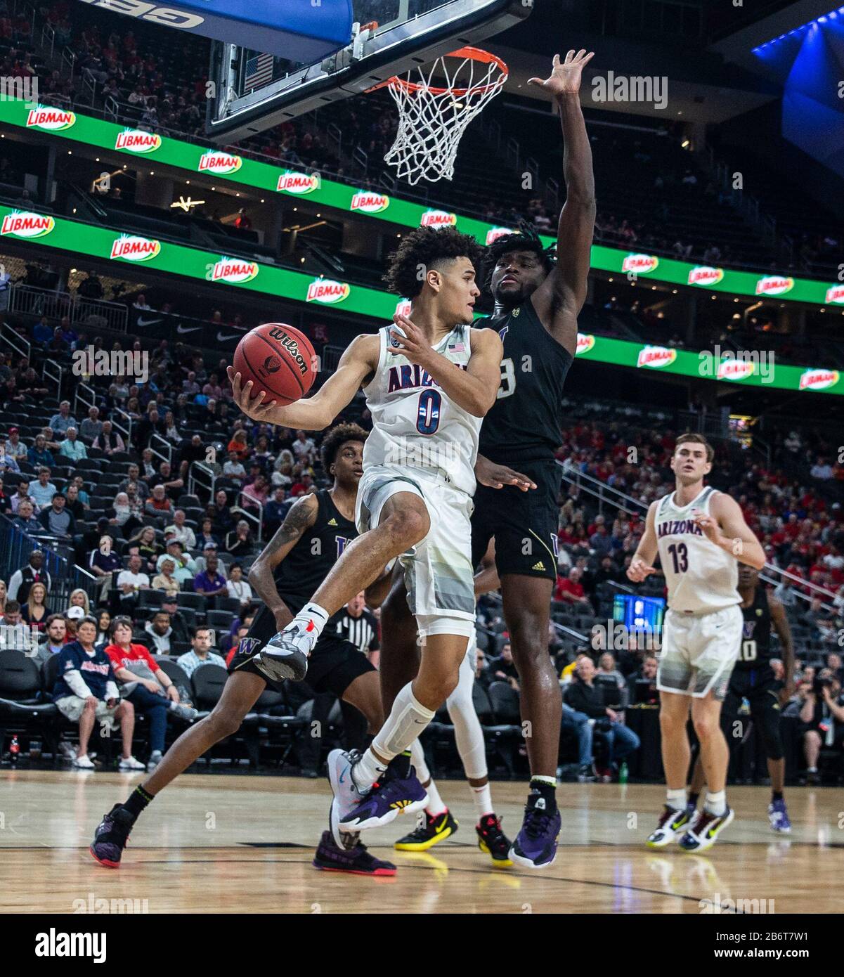 11 mars 2020 Las Vegas, NV, U.S.A. la garde Arizona Wildcats Josh Green (0) semble passer le ballon pendant le tournoi de basket-ball NCAA Pac12 pour Homme entre Arizona Wildcats et les Washington Huskies 77-70 gagner à T- Mobile Arena Las Vegas, NV. Thurman James/CSM Banque D'Images