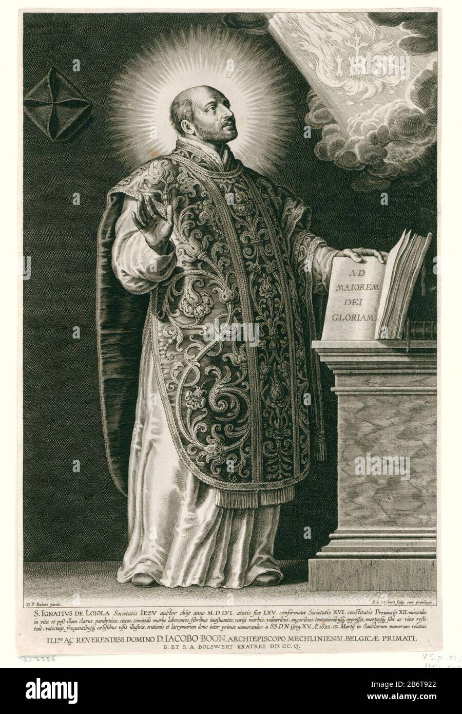 Heilige Ignace van Loyola a rencontré le monogramme IHS Ignace de Loyola en tant qu'homme d'âge moyen, ballant avec une barbe courte et sombre. Sa tête est entourée d'un halo, une paire de rouleaux se déchire de l'œil droit. Son chasuble est richement brodé. La main droite est levée, la main gauche reposant sur son attribut: Un livre ouvert battu intitulé Ad majorem Dei Gloriam (À la plus grande gloire de Dieu), les premiers mots du contrôle des Jésuites. En haut à droite au-dessus de certains nuages apparaissent dans un faisceau, les lettres IHS, monogramme de l'ordre. Parmi le spectacle se trouve un texte avec les mérites du heiligen. Fabricant : printmaker: SCH Banque D'Images