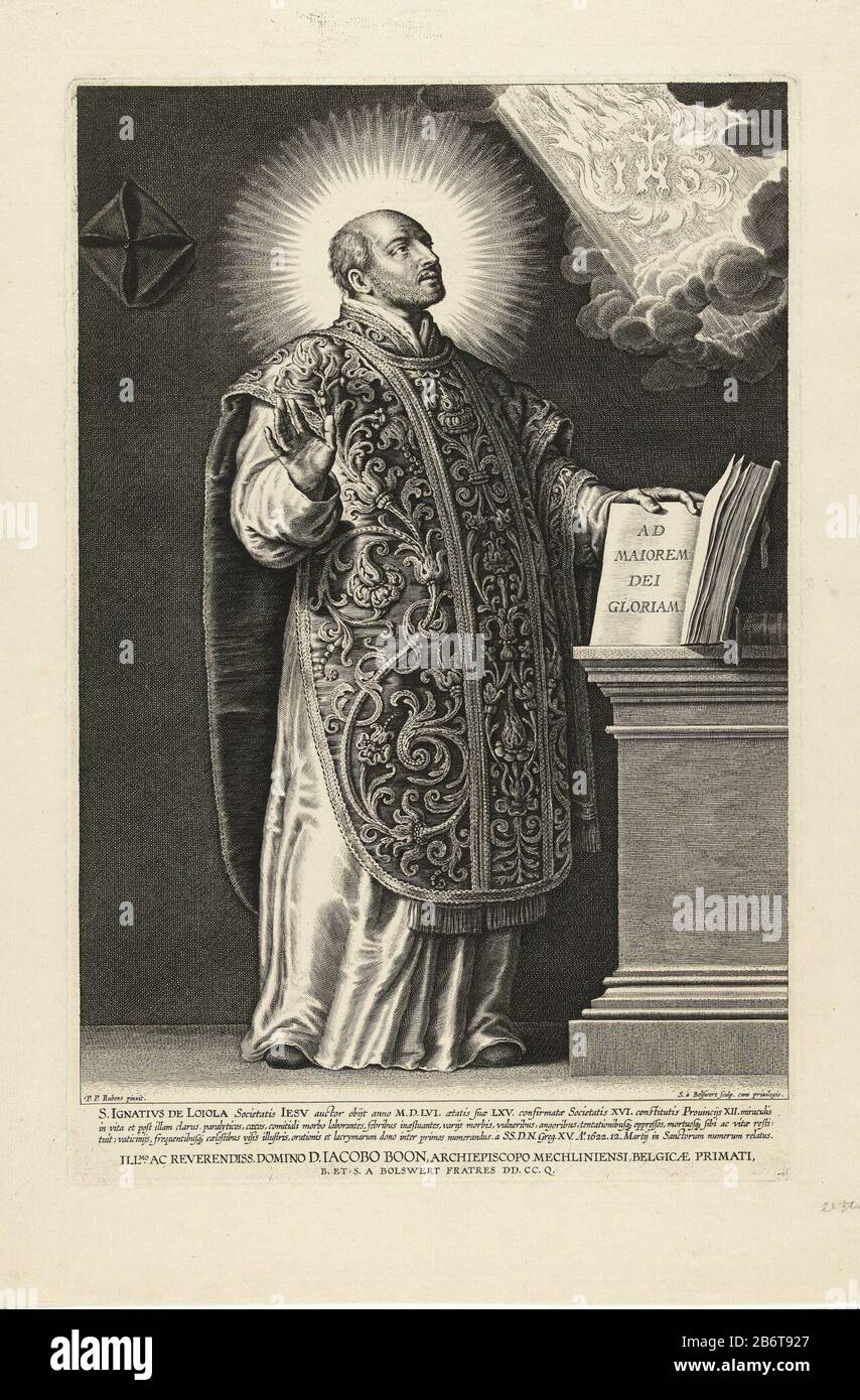 Heilige Ignace van Loyola a rencontré le monogramme IHS Ignace de Loyola en tant qu'homme d'âge moyen, ballant avec une barbe courte et sombre. Sa tête est entourée d'un halo, une paire de rouleaux se déchire de l'œil droit. Son chasuble est richement brodé. La main droite est levée, la main gauche reposant sur son attribut: Un livre ouvert battu intitulé Ad majorem Dei Gloriam (À la plus grande gloire de Dieu), les premiers mots du contrôle des Jésuites. En haut à droite au-dessus de certains nuages apparaissent dans un faisceau, les lettres IHS, monogramme de l'ordre. Parmi le spectacle se trouve un texte avec les mérites du heiligen. Fabricant : printmaker: SCH Banque D'Images