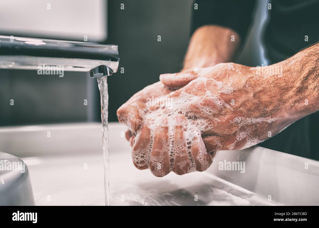 Prévention de la pandémie de coronavirus laver les mains avec de l'eau chaude savonneuse et , frotter les ongles et les doigts se laver fréquemment ou à l'aide de gel désinfectant pour les mains. Banque D'Images