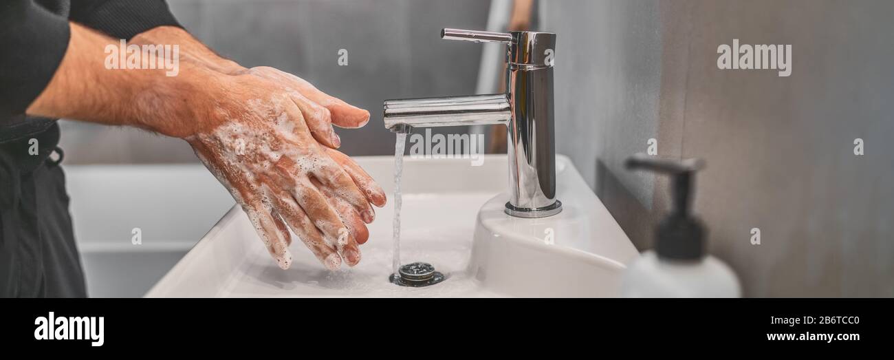 La prévention du virus Corona se laver les mains avec du savon et de l'eau chaude. Hygiène des mains pour l'éclosion de coronavirus. La protection en se lavant les mains concept fréquemment de bandeau panoramique. Banque D'Images
