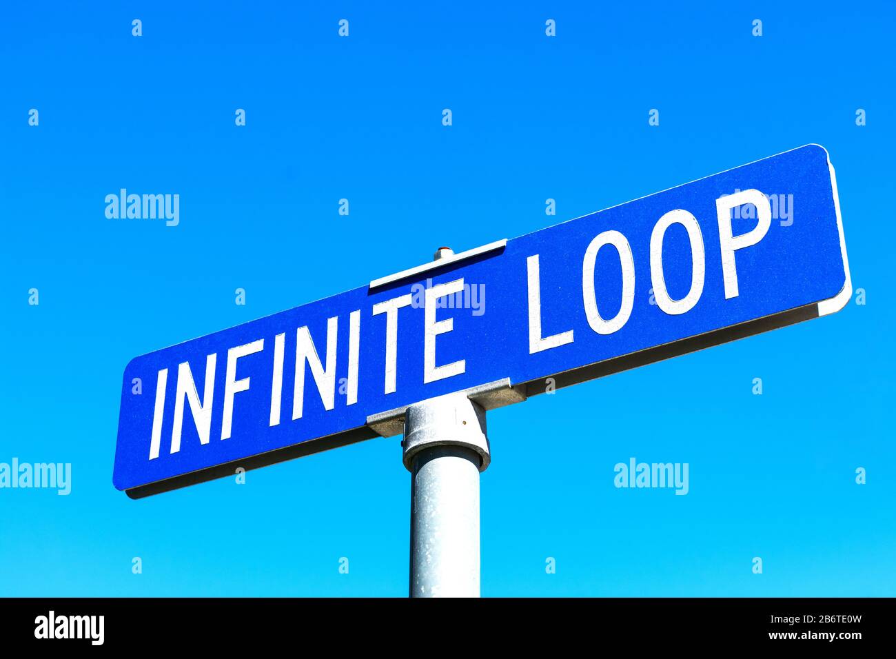 Le panneau de rue Infiniti Loop dirige les visiteurs vers le campus Apple et le magasin Apple Store situé au 1 Infinite Loop. Fond beau ciel bleu - Cupertino, Cali Banque D'Images