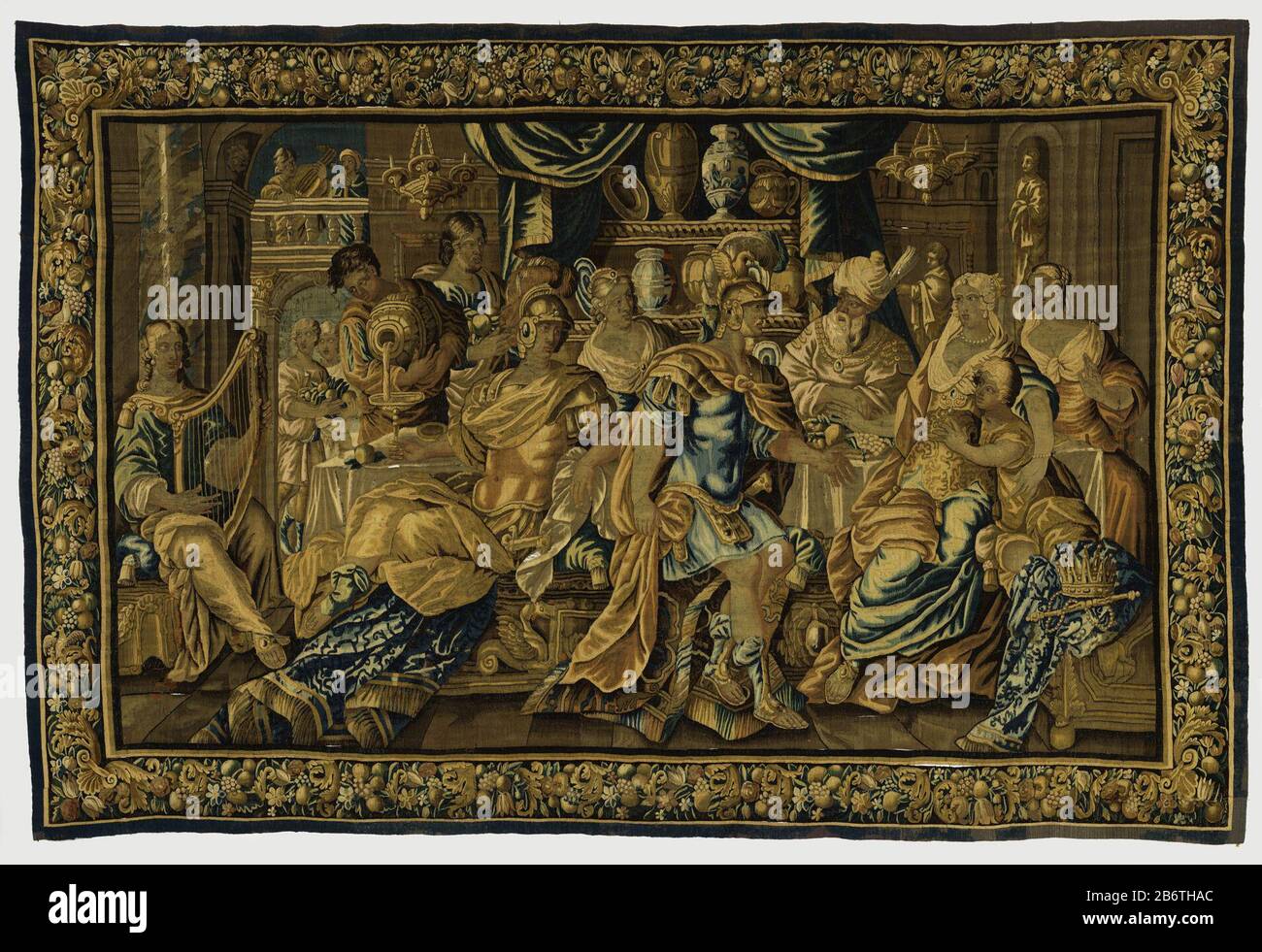 Het banket van Dido de geschiedenis van Dido en Aeneas (serietitel) Een gezelschap zit rond een tafel in een zaal. Bedienden dragen eten. Eén van hen schenkt wijn uit een kan in de drekschaal van een geharnaste man, gezeten op de voorgrond. Het est Achates, de vriend van Aeneas, naar Wie: Hij sur zijn schouder kijkt. Aeneas, eveneens in harnais, gebaart naar de vrouw naast hem, Dido, die haar linkerarm om een genre geslagen heeft. Dit est cupido dans de gedaante van Aeneas' zoon Ascanias. Naast Dido liggen een kroon, een sceptre en een parelsnoer op een draperie, die gedeeltelijk een zetel bedekk Banque D'Images