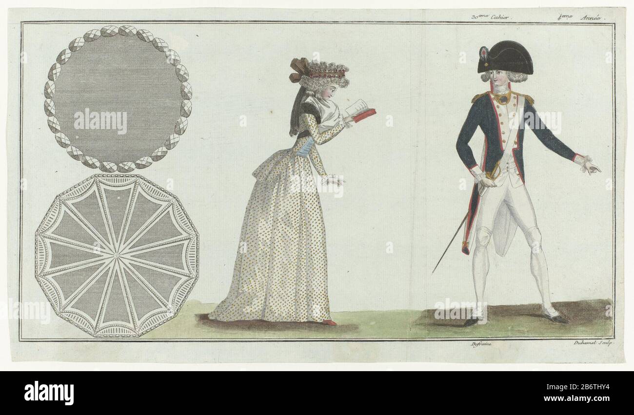 De gauche à droite. Deux boucles rondes. Femme debout, lecture d'un livre. Elle porte un Pierrot blanc (Caraco) et une jupe à pois. Autour du cou un fichu blanc sur un col de dentelle noire. Officier debout vêtu d'un uniforme de tissu bleu, composé d'une veste avec rabats de poitrine, pattes et fentes en short blanc. Bandolier blanc avec épée. Sur le collier de la bague de centrage du goulot. Sur la tête avec un blason de terrain dans les couleurs nationales rouge blanc et bleu. La photo fait partie de la 30ème Cahier, 4 e année, de la série Magasin des modes Nouvelles et Françaises Anglaises. La série se compose de Banque D'Images