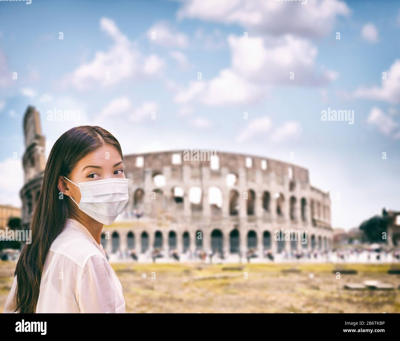 Virus Corona Italie voyage une femme chinoise asiatique portant un masque facial chirurgical protection contre le coronavirus au colisée site touristique de Roma, Italie. Quarantaine de touristes malades d'avion vers des destinations italiennes. Banque D'Images