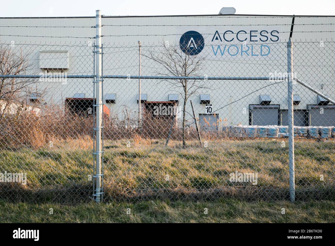 Un logo en dehors d'une installation occupée par Access World à Edgemere, Maryland, le 8 mars 2020. Banque D'Images