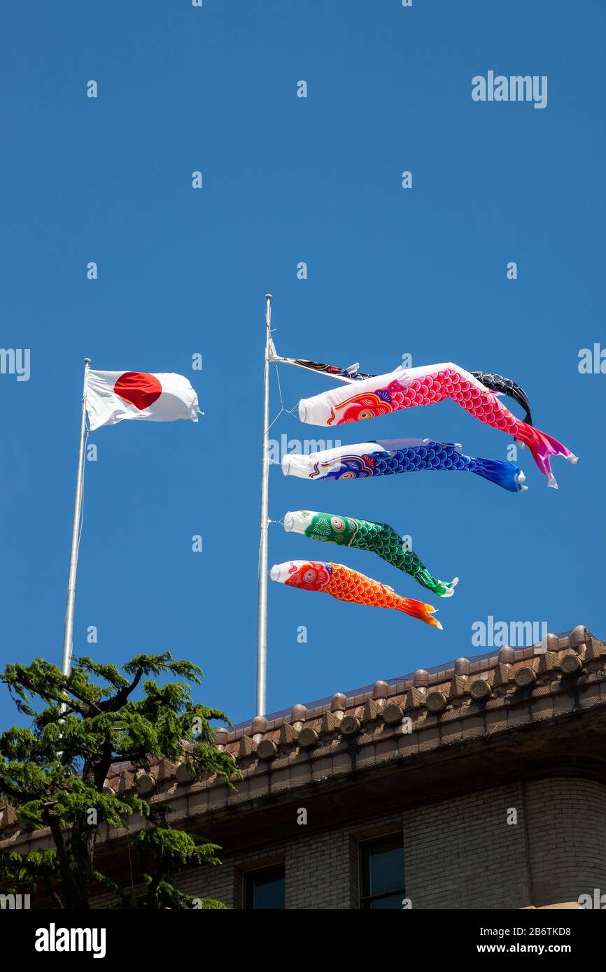 Drapeaux koinodori japonais pour la journée des enfants sur fond bleu ciel Banque D'Images