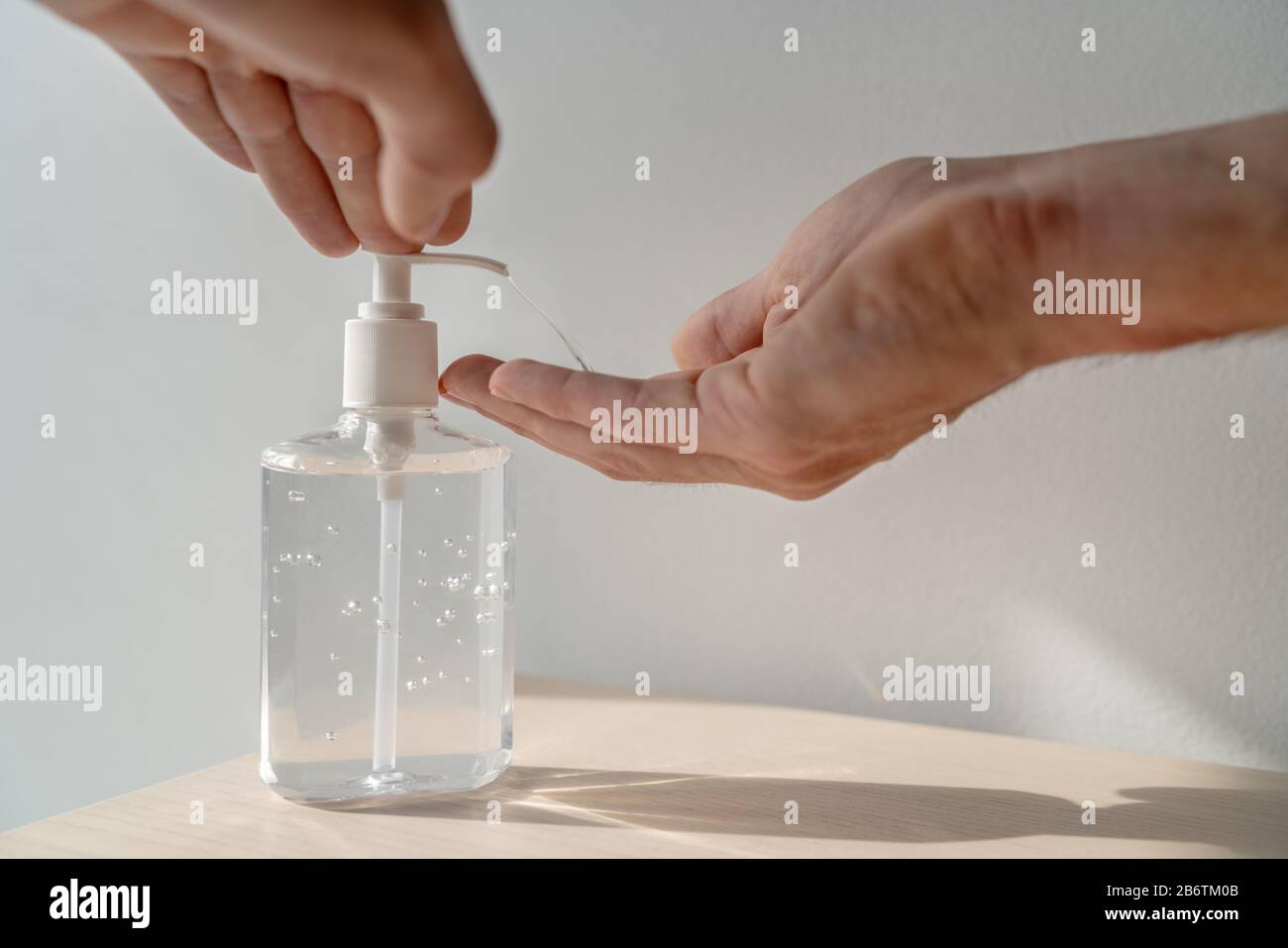 L'homme qui utilise un gel d'alcool désinfectant pour les mains frotte pour l'hygiène des mains à la maison ou dans l'espace public, clinique hospitalière pour la prévention préventive de l'épidémie de propagation du coronavirus. Banque D'Images