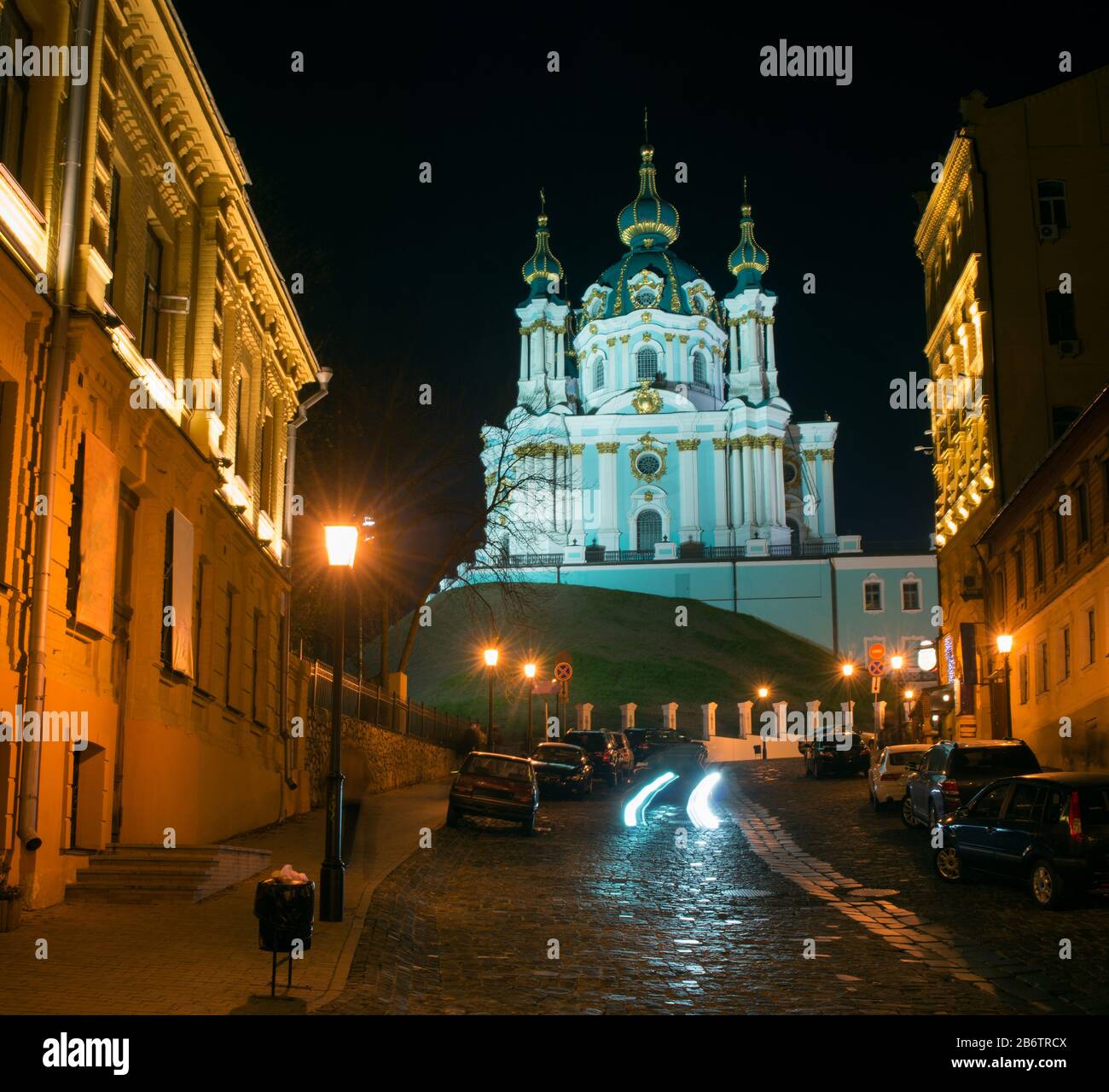 Andriyivskyy Descent avec la vue nocturne de l'Église Saint-Andrew (Kiev). Tous les bâtiments sont éclairés. Banque D'Images