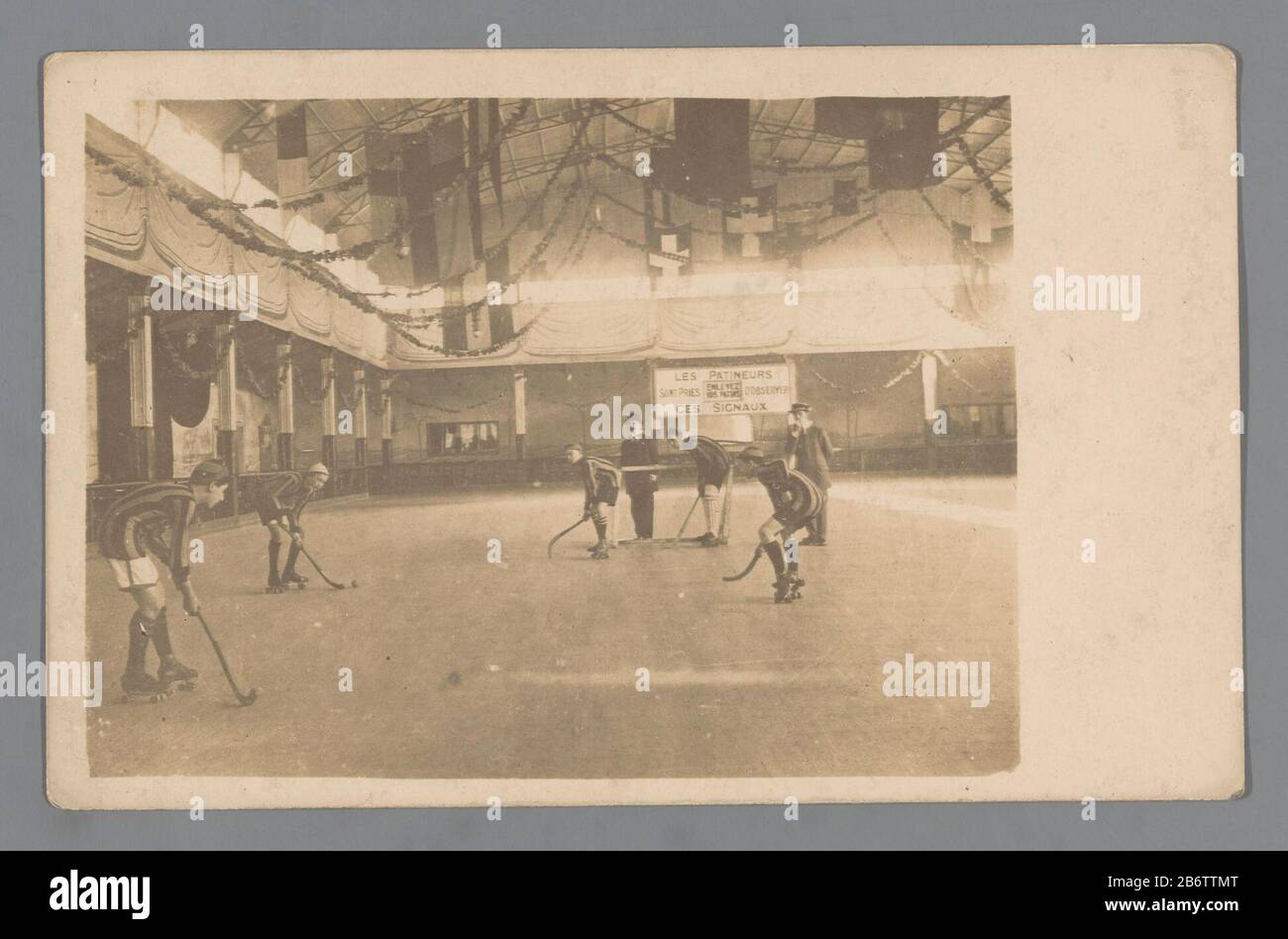 Hockeyspelers op rolschaatsen in een sporthal Hockey Player on roller  skates dans un type d'objet sportif: Carte postale photo Numéro d'article:  RP-F F21430 Fabricant : Photographe: Fabrication anonyme: Suisse Date: CA.  1910 -