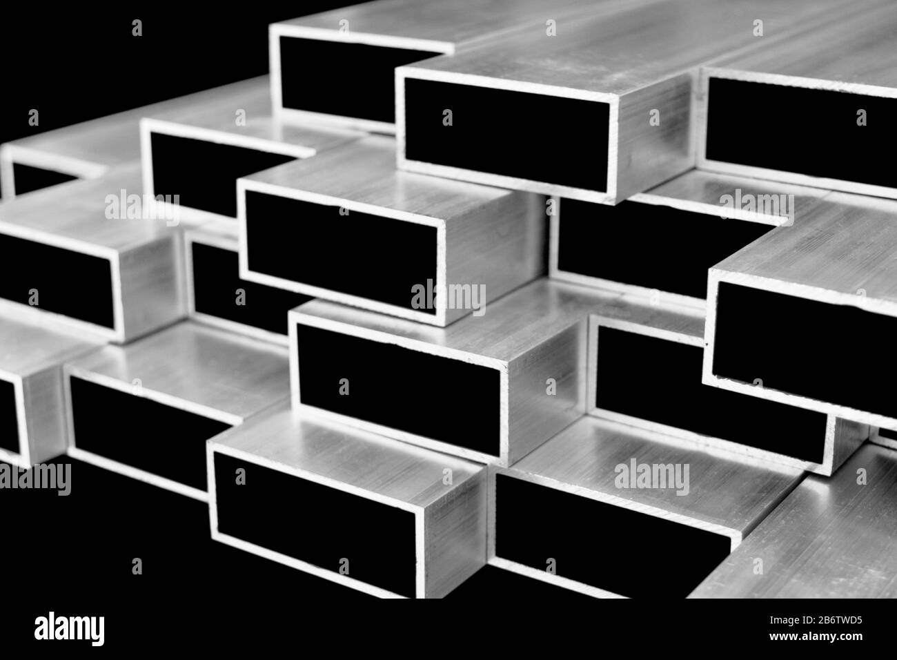 Profil en aluminium pour la fabrication de fenêtres et de portes. Formes d'aluminium métallique structurales. Texture des profils en aluminium. Usine de constructions en aluminium b Banque D'Images