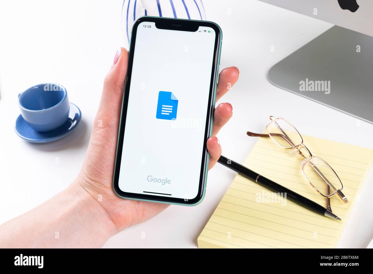 Helsinki, Finlande, 30 janvier 2020 : icône Google Docs sur l'écran de gros plan du smartphone Apple iPhone X. Icône Google docs. Réseau social. Médias sociaux ico Banque D'Images