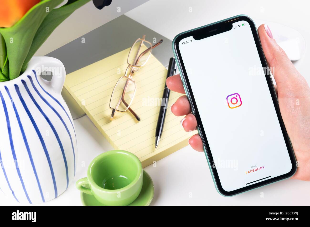 Helsinki, Finlande, 30 janvier 2020 : icône d'application Instagram sur l'écran de gros plan du smartphone Apple iPhone X. Icône de l'application Instagram. Icône des réseaux sociaux. S Banque D'Images