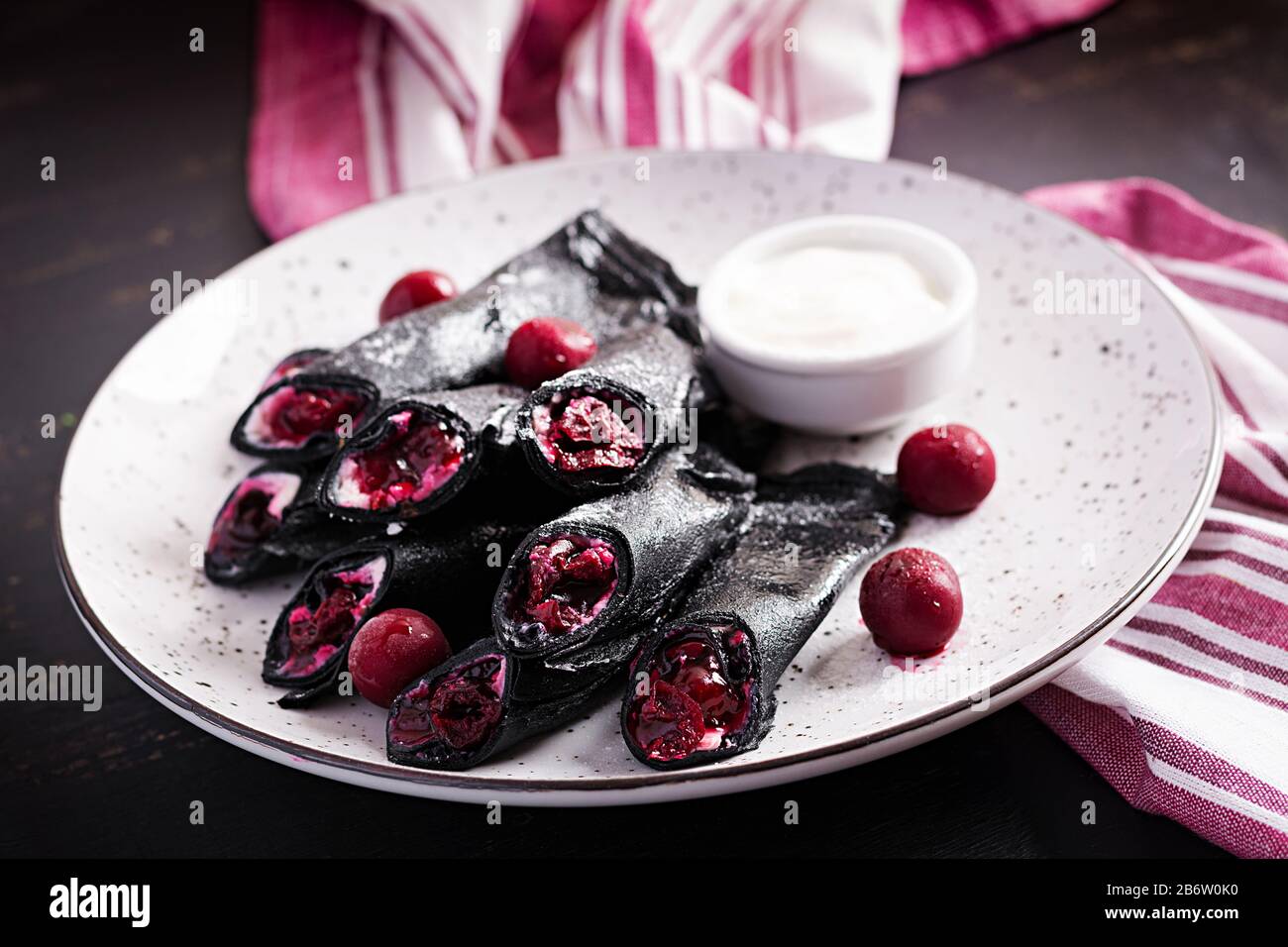 Crêpes sucrées à la ricotta et aux cerises. Crêpes noires. Petit Déjeuner. Banque D'Images