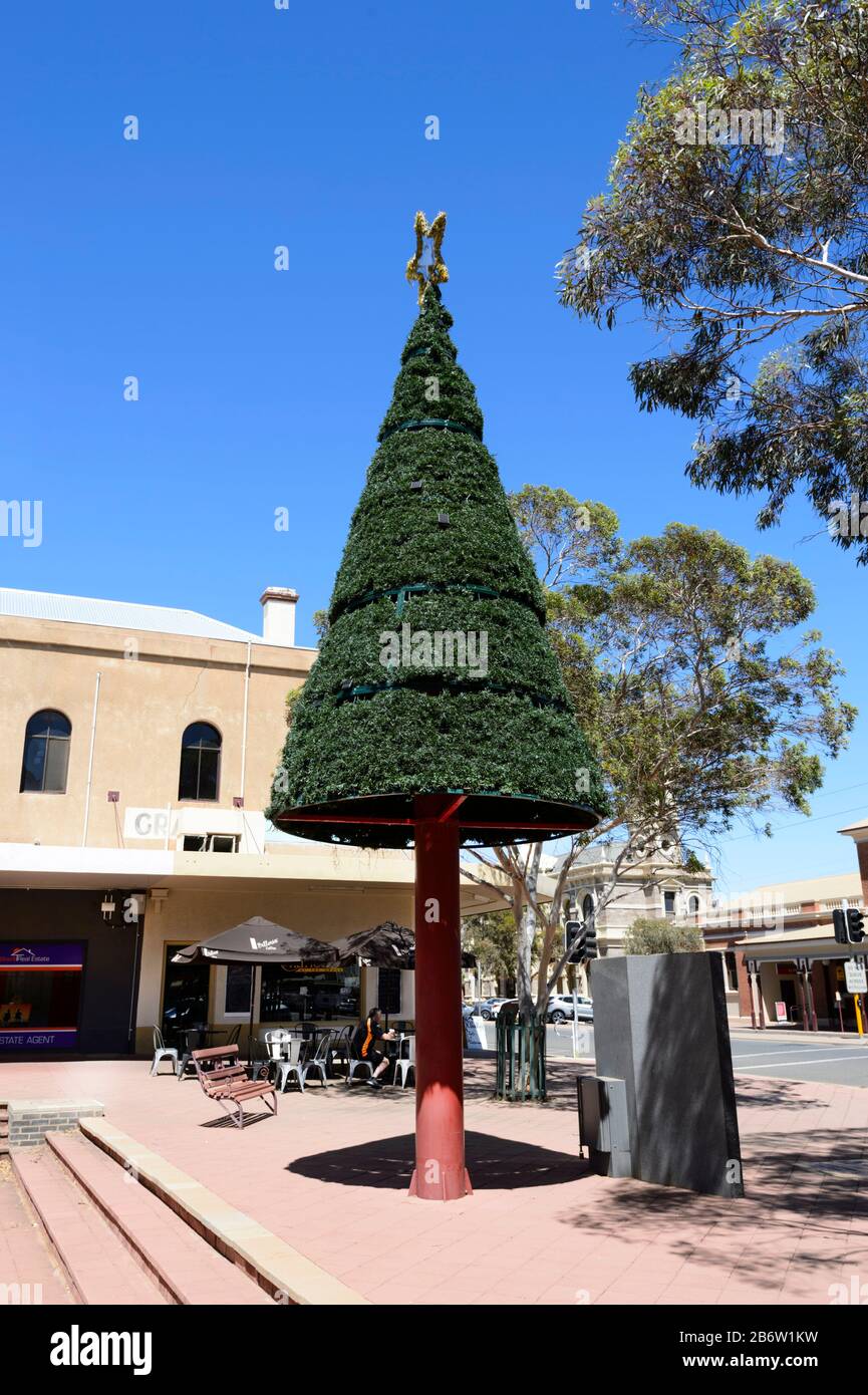 Arbre de Noël sous un ciel bleu dans les rues De Broken Hill, Silvercity, Nouvelle-Galles du Sud, Nouvelle-Galles du Sud, Nouvelle-Galles du Sud, Australie Banque D'Images